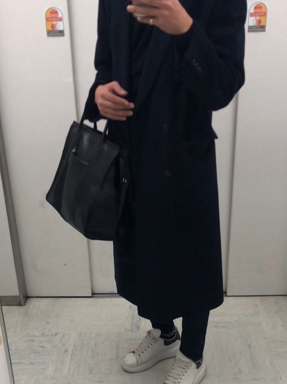 「冬、タートルネック、ootd、お洒落さんとつながりたい、ロングコート、スニーカーコーデ、ブラックコーデ、モノトーン、韓国ファッション、韓国スタイル」｜「Alexander McQueenのAlexander McQueen - エクステンドソール スニーカー - men - カーフレザー/レザー/rubber - 42（スニーカー、ホワイト系）」を使った、ターナーさん（メンズ・178cm）の冬コーディネートの1枚目の写真