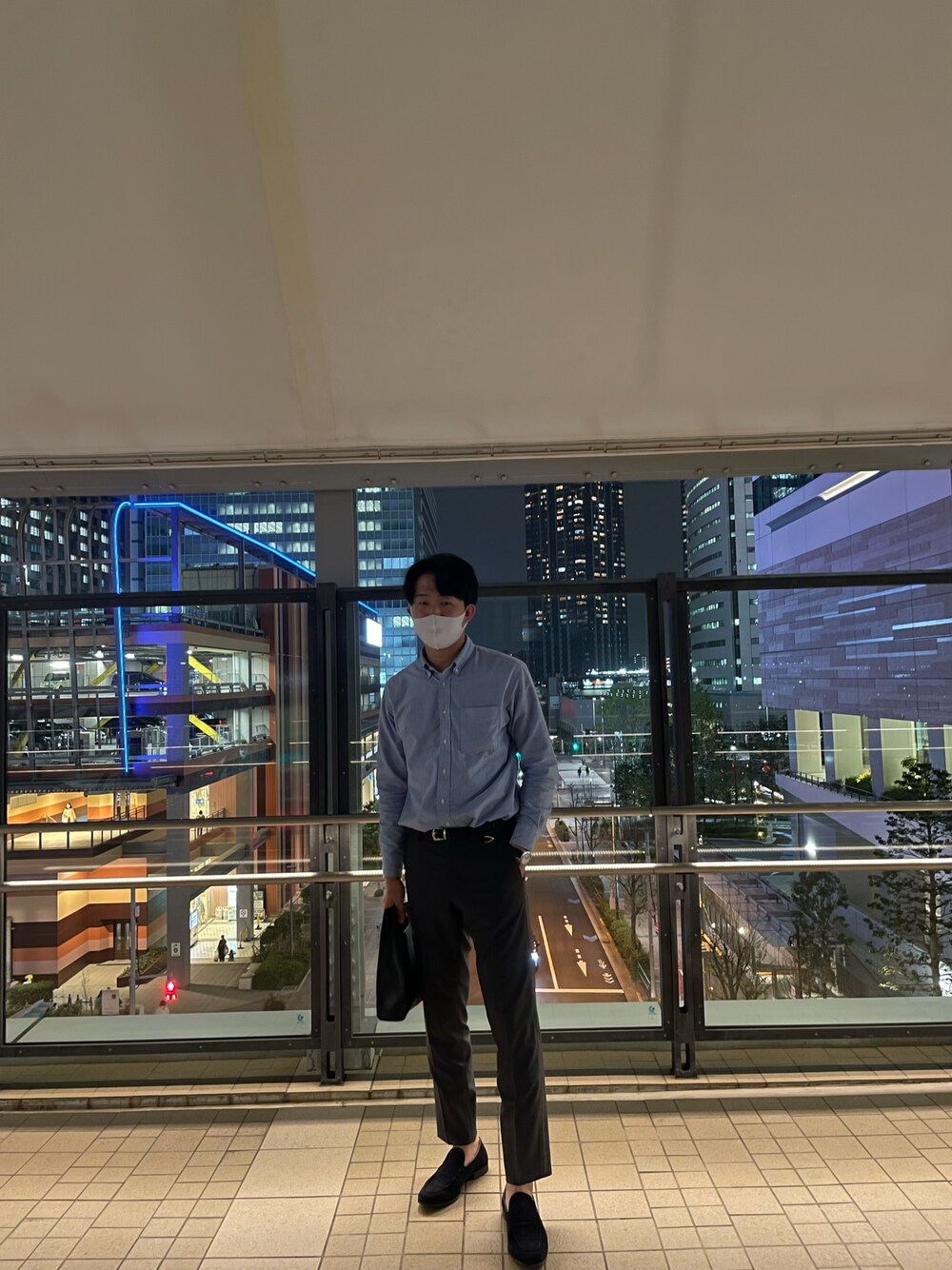 「春、おしゃれさんと繋がりたい、ootd、シンプル、オトナカジュアル、シャツスタイル、きれいめカジュアル、春こーで、ローファー、タックイン」｜「Adoon plainの【Adoon plain】レザーショッパー（ハンドバッグ、ブラック系）」を使った、ターナーさん（メンズ・179cm）の春コーディネートの1枚目の写真