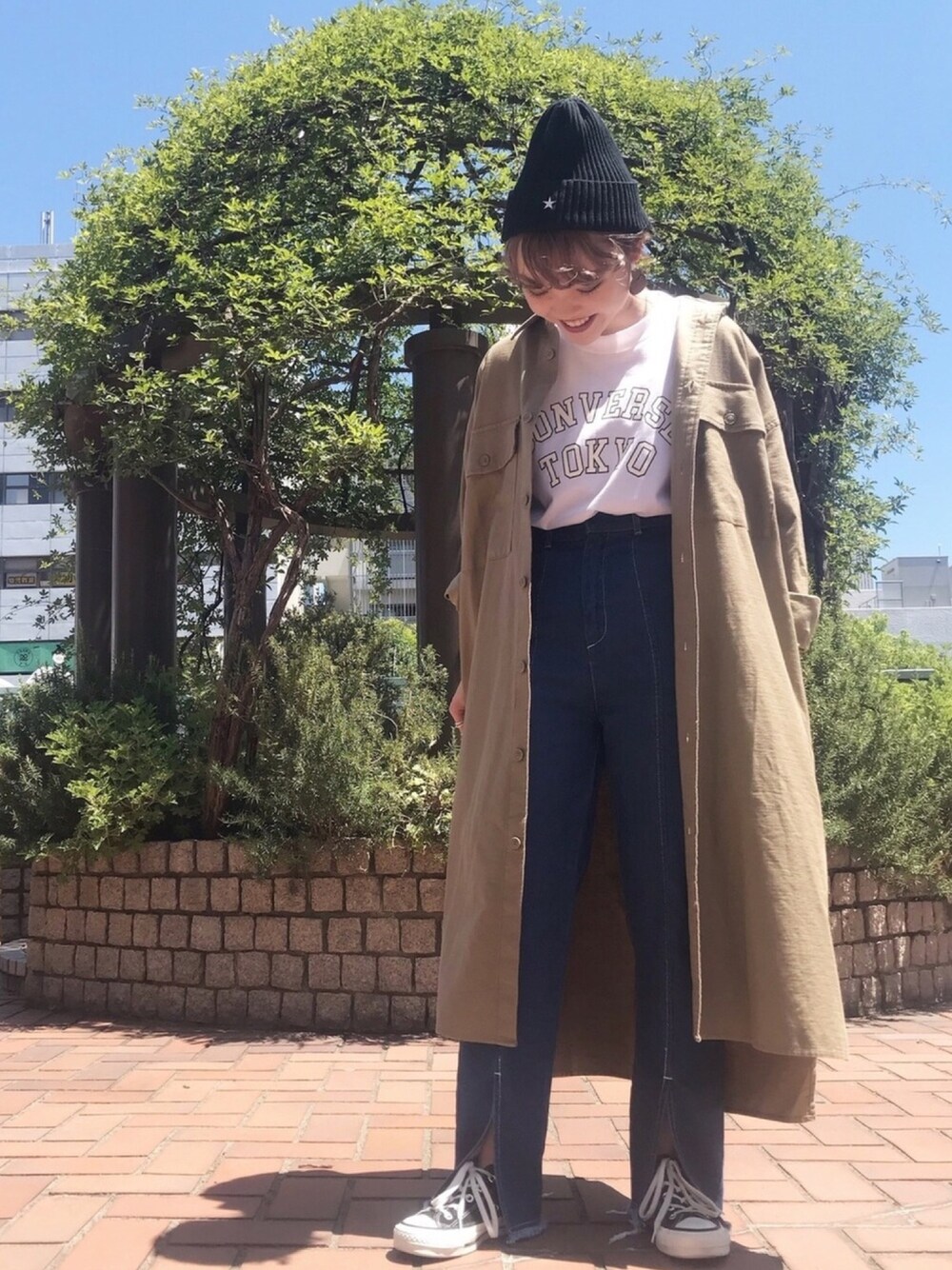 「コンバース、ロゴT、シンプル、converse、ロングシャツ、大人カジュアル、低身長コーデ、秋コーデ、CONVERSE TOKYO、コンバーストウキョウ」｜「CONVERSE TOKYOのバックサテンロゴワンピース（ワンピース、ベージュ系）」を使った、MANAさん（レディース・152cm）の夏コーディネートの1枚目の写真