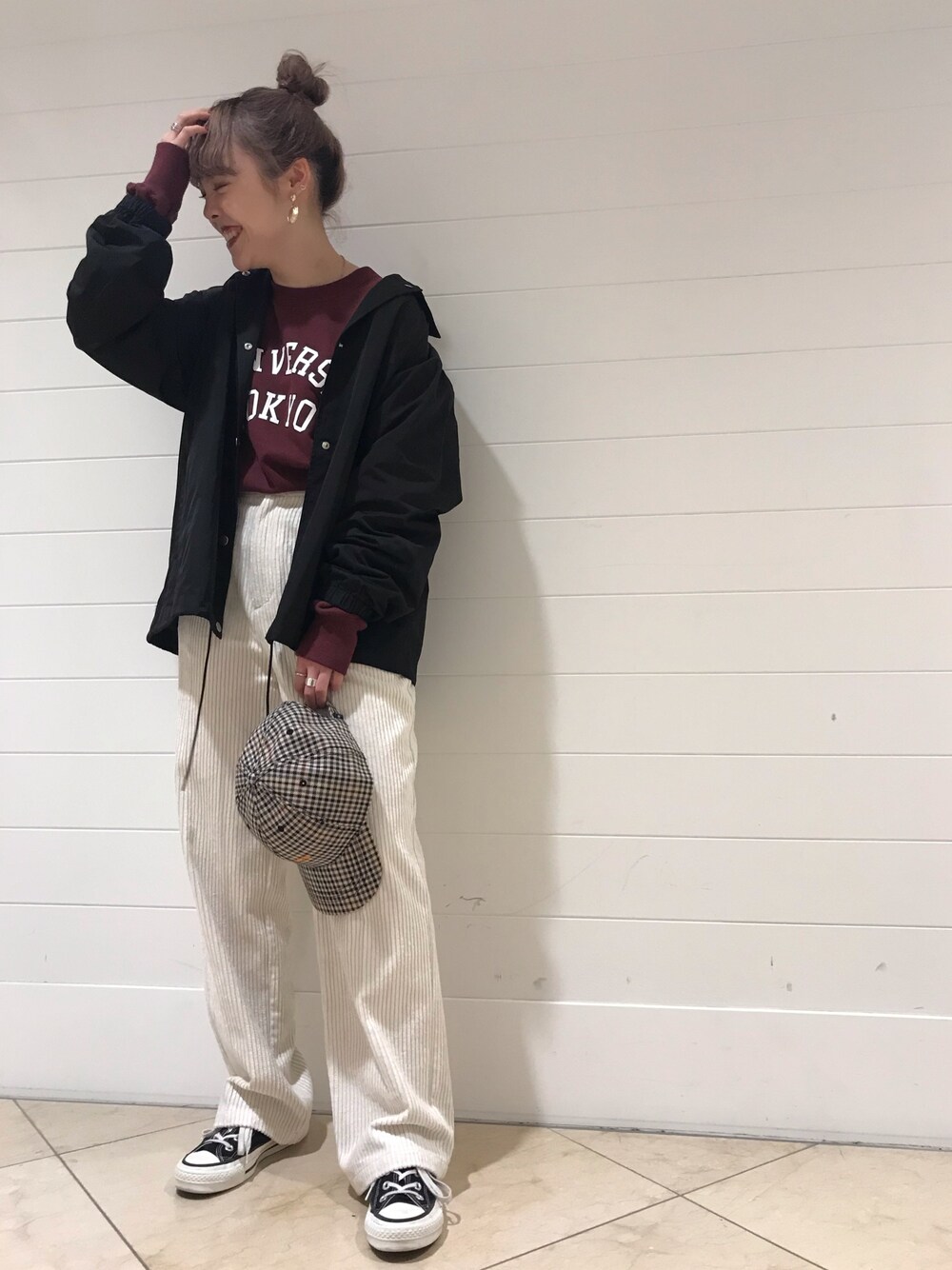 「CONVERSE TOKYO、コンバーストウキョウ、converse、コンバース、大人カジュアル、秋コーデ、低身長コーデ、トレンド、コーデュロイパンツ、ロゴスウェット」｜「CONVERSE TOKYOのアイテム（パンツ、ホワイト系）」を使った、MANAさん（レディース・152cm）の秋コーディネートの1枚目の写真