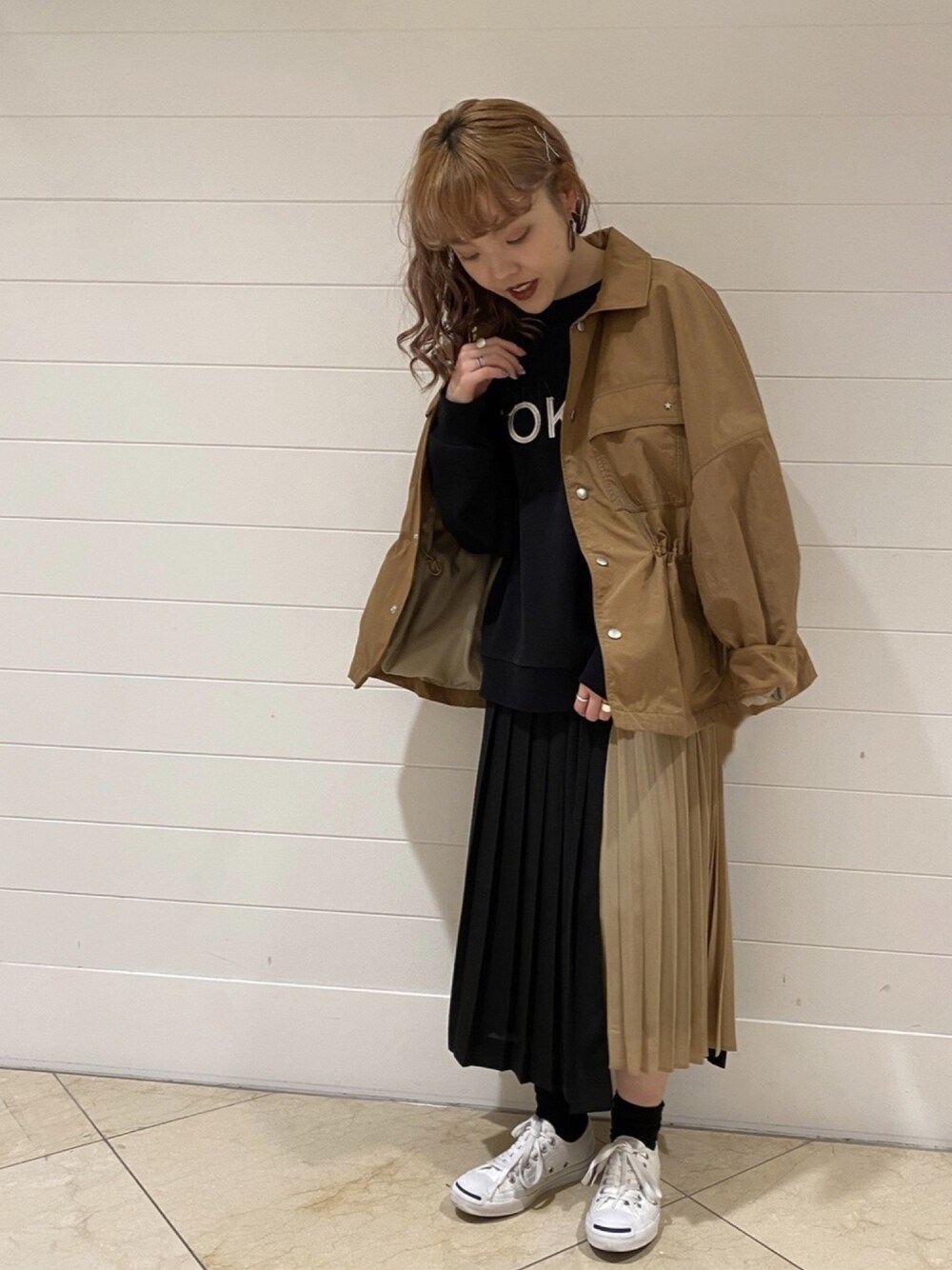 「CONVERSE TOKYO、コンバーストウキョウ、converse、コンバース、大人カジュアル、春コーデ、低身長コーデ、キャメル、プリーツスカート、スウェット」｜「CONVERSE TOKYOのオーバーサイズブルゾン（ブルゾン、ベージュ系）」を使った、MANAさん（レディース・153cm）の冬コーディネートの1枚目の写真