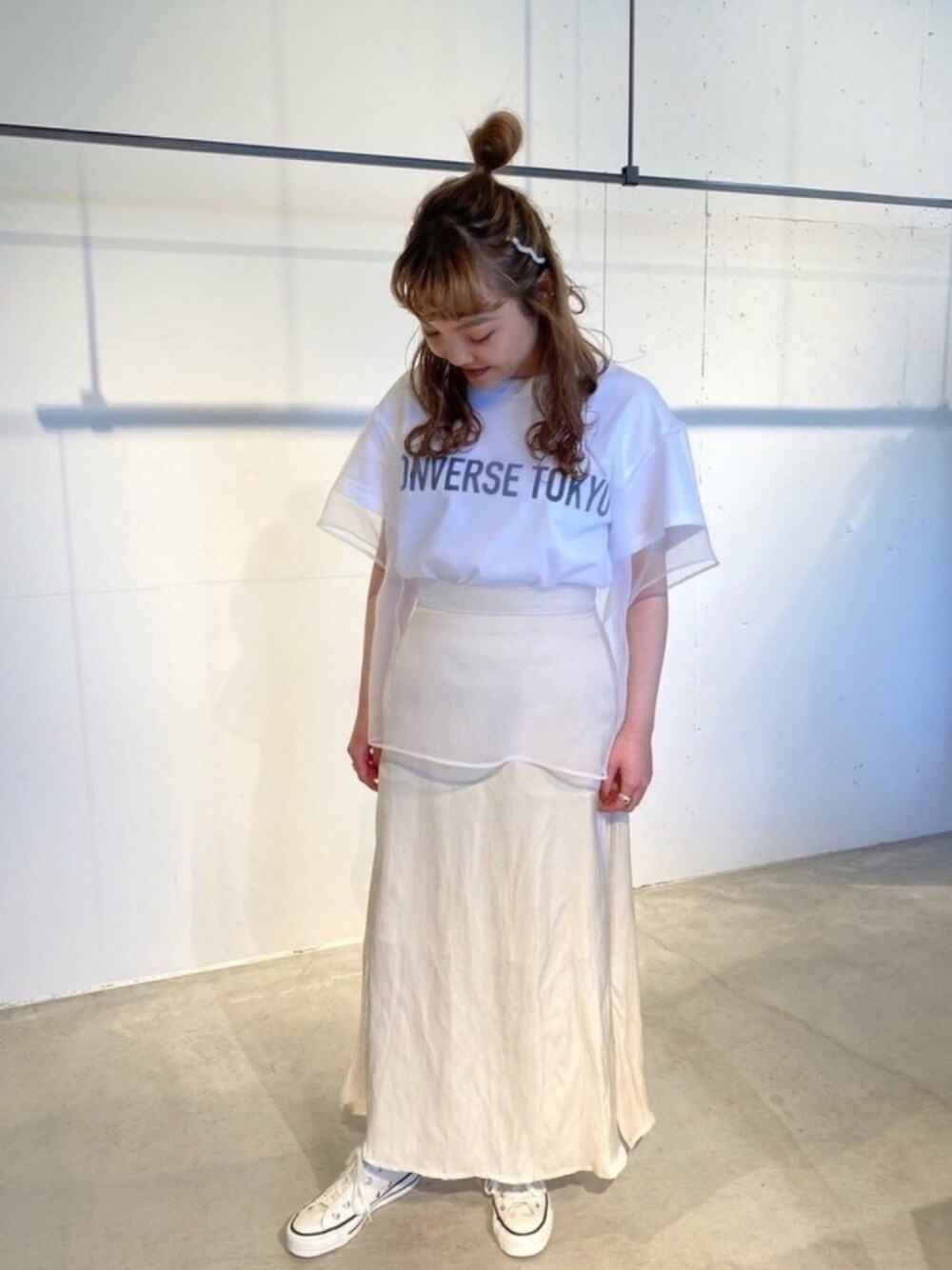「CONVERSE TOKYO、コンバーストウキョウ、converse、コンバース、シンプル、ワントーンコーデ、ホワイトコーデ、低身長コーデ、オーガンジー、透け感」｜「CONVERSE TOKYOのレイヤードオーガンジーTシャツ（Tシャツ/カットソー、ホワイト系）」を使った、MANAさん（レディース・153cm）の春コーディネートの1枚目の写真