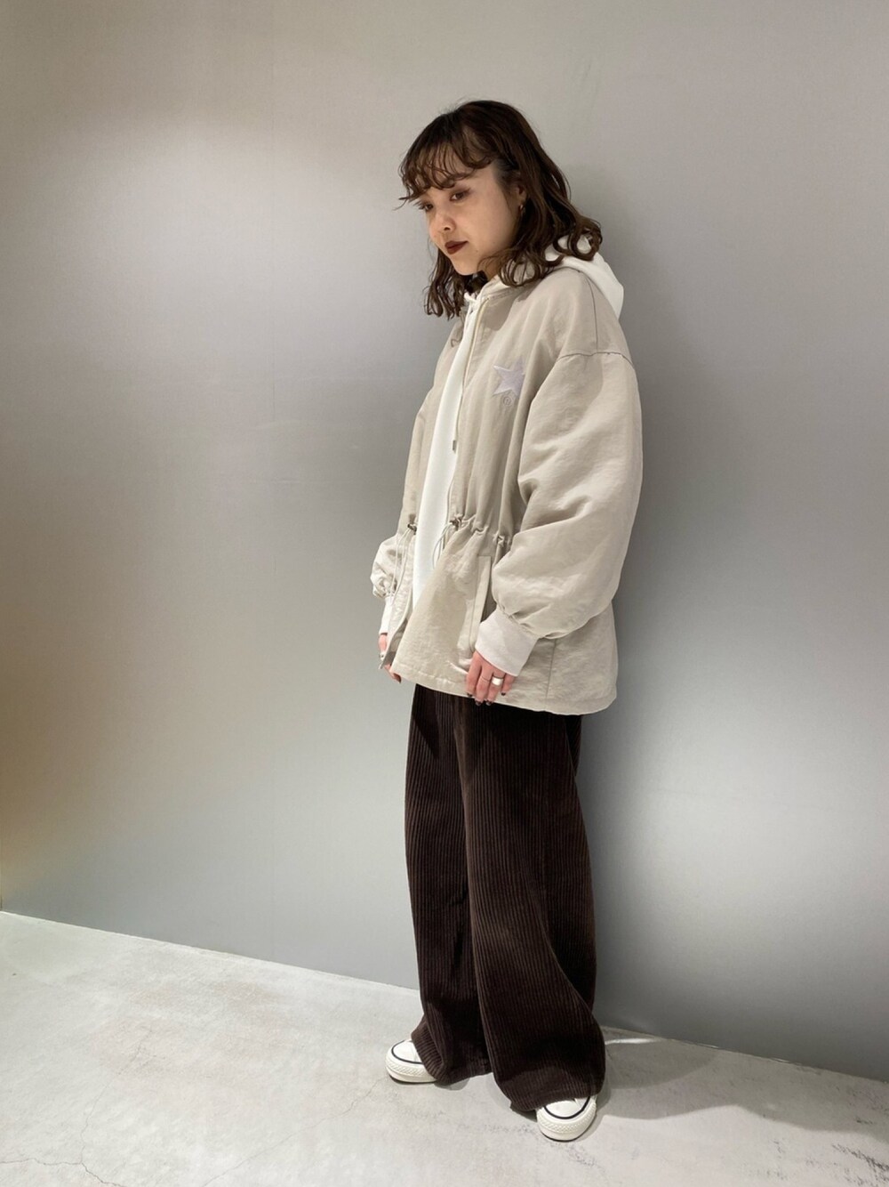 「CONVERSE TOKYO、converse、コンバース、秋のコーデ、大人カジュアル、きれいめカジュアル、低身長、シンプル、ブルゾン、コーデュロイパンツ」｜「CONVERSE TOKYOのウエストギャザーノーカラーブルゾン（ブルゾン、グレー系）」を使った、MANAさん（レディース・153cm）の秋コーディネートの1枚目の写真
