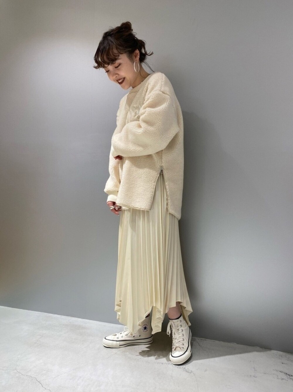 「CONVERSE TOKYO、コンバース、秋冬コーデ、ゆるコーデ、低身長、ワントーンコーデ、ホワイトコーデ、スニーカーコーデ、ハイカットスニーカー、ボア」｜「CONVERSE TOKYOのボアプルオーバー（スウェット、ホワイト系）」を使った、MANAさん（レディース・153cm）の秋コーディネートの1枚目の写真
