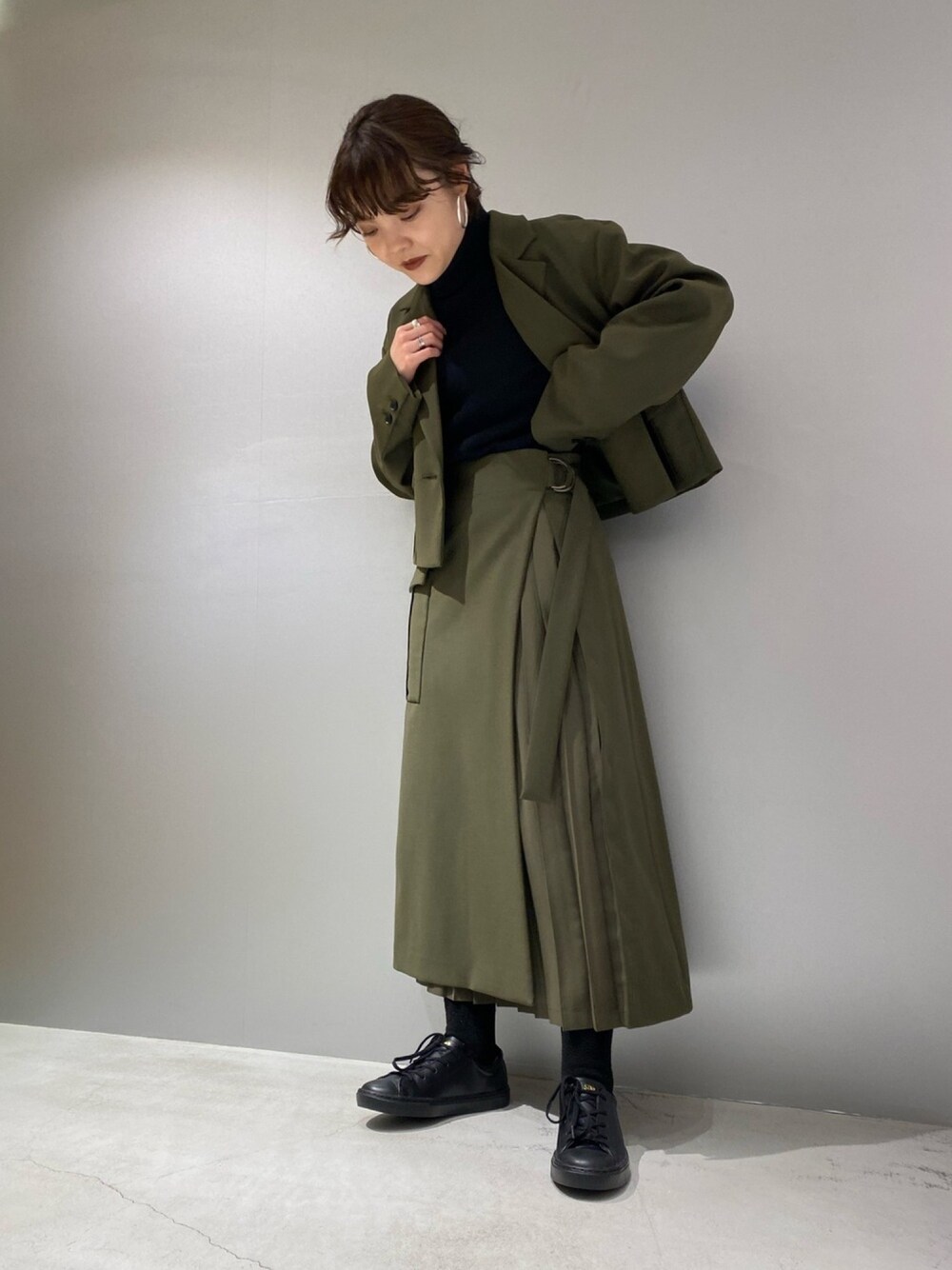 「CONVERSE TOKYO、CONVERSE、コンバース、私の推しブランド、大人カジュアル、ワントーンコーデ、春コーデ、低身長、セットアップ、ジャケット」｜「CONVERSE TOKYOのショートテーラードジャケット（テーラードジャケット、グリーン系）」を使った、MANAさん（レディース・153cm）の冬コーディネートの1枚目の写真