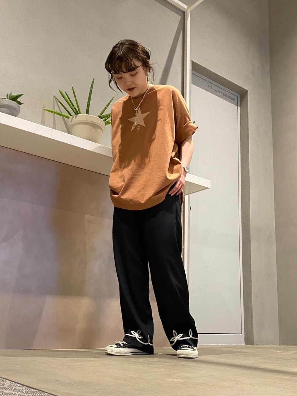 「CONVERSE TOKYO、CONVERSE、コンバース、春夏コーデ、オトナカジュアル、休日スタイル、リラックススタイル、ラクチンコーデ、低身長、オーバーサイズ」｜「CONVERSE TOKYOの裾刺繍イージーパンツ（その他パンツ、ブラック系）」を使った、MANAさん（レディース・153cm）の春コーディネートの1枚目の写真