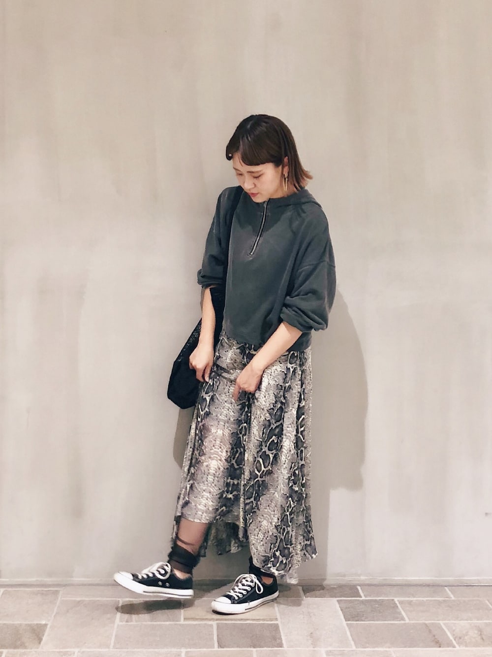 ブラック系のスニーカー、その他のスカート、グレー系のパーカーを着用したレディースの秋コーディネートの1枚目の写真