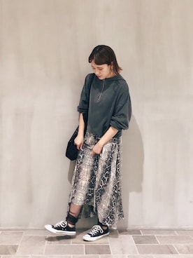 「アイテム（レッグウォーマー）」を使った、a k a n eさん（レディース・166cm）の秋コーディネート