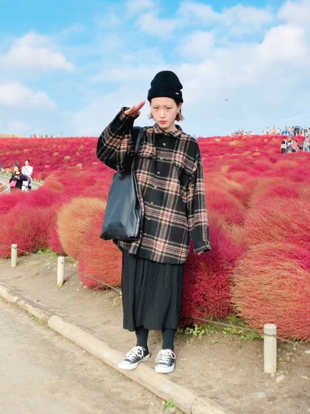 ブラック系のワンピース、ブラック系のスニーカー、ブラック系のニットキャップ/ビーニーを着用したレディースの秋コーディネートの1枚目の写真