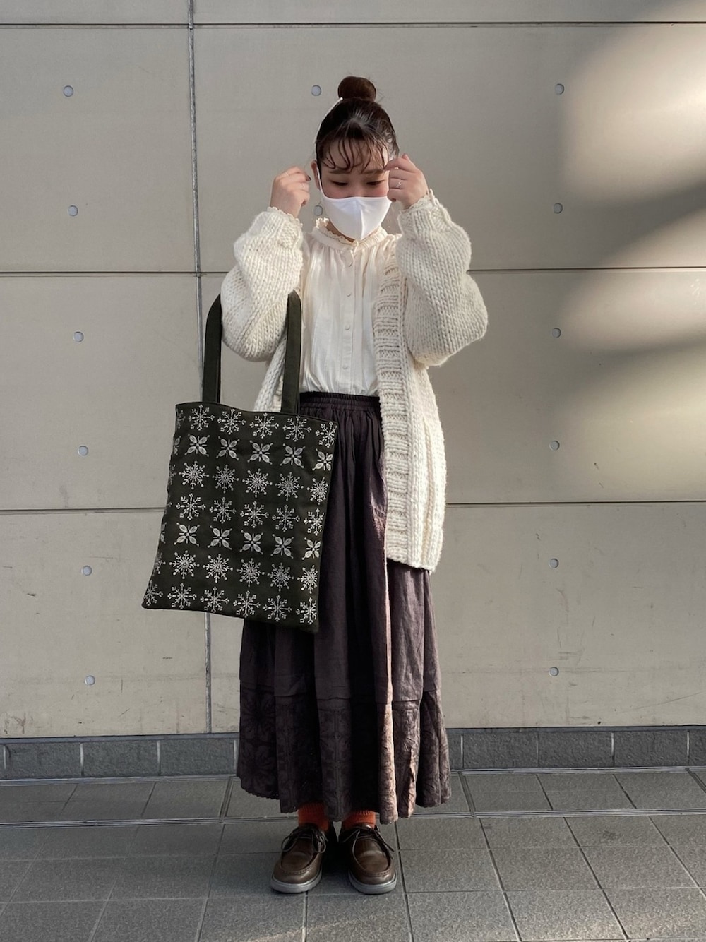 「Samansa Mos2、SM2、TSUHARU by Samansa Mos2 、冬コーデ、大人ガーリー、ロングスカート、ニットカーディガン」｜「TSUHARU by Samansa Mos2のペルーニット手編みロングカーディガン（カーディガン/ボレロ、ホワイト系）」を使った、まるさん（レディース・160cm）の秋コーディネートの1枚目の写真