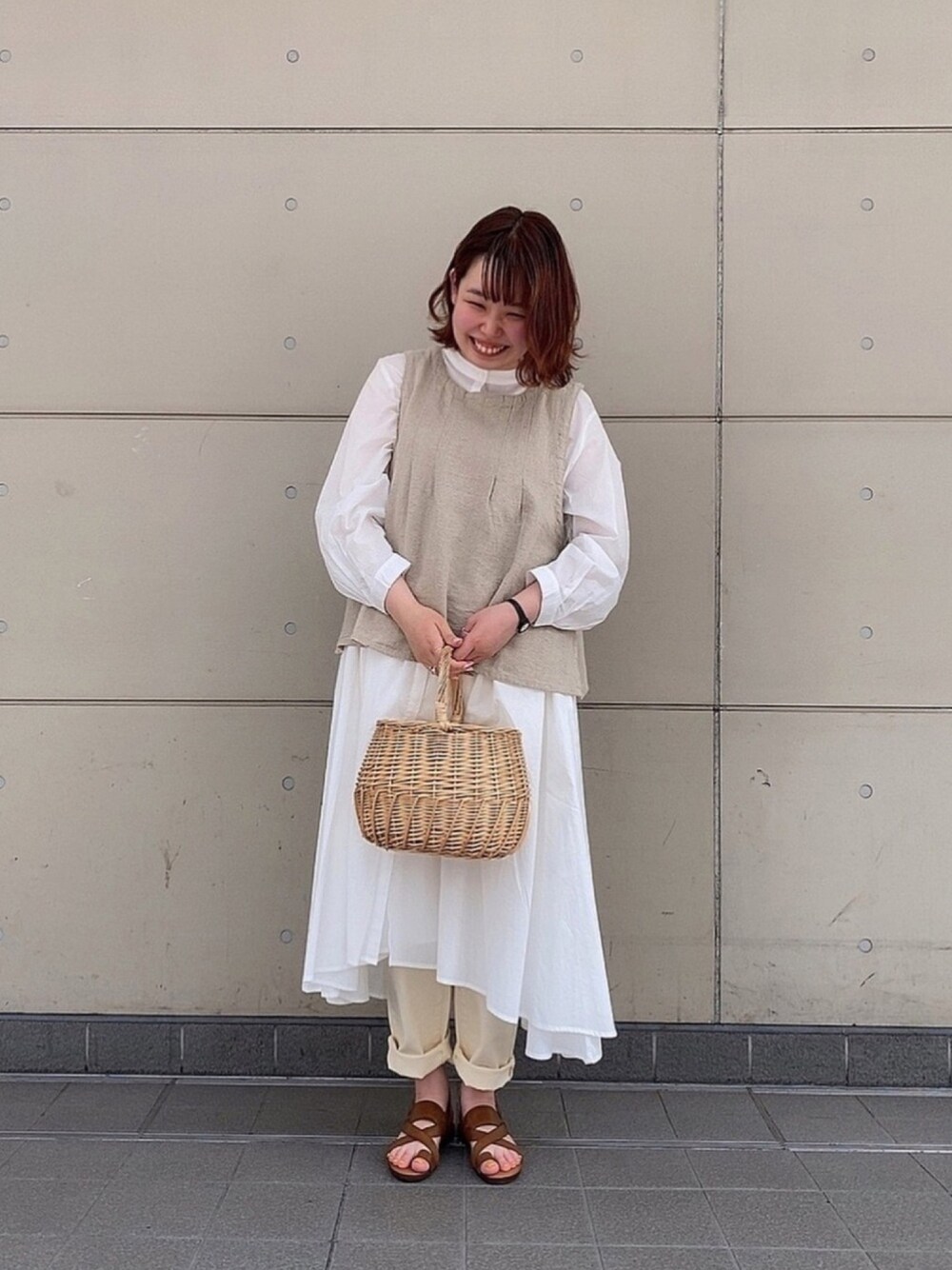 「Samansa Mos2、サマンサ モスモス(Samansa Mos2)、SM2、春コーデ、春夏コーデ、春ワンピ、ワンピース、ベスト、白コーデ、同系色コーデ」｜「Samansa Mos2のバンドカラー比翼ワンピース（ワンピース、ホワイト系）」を使った、まるさん（レディース・160cm）の春コーディネートの1枚目の写真