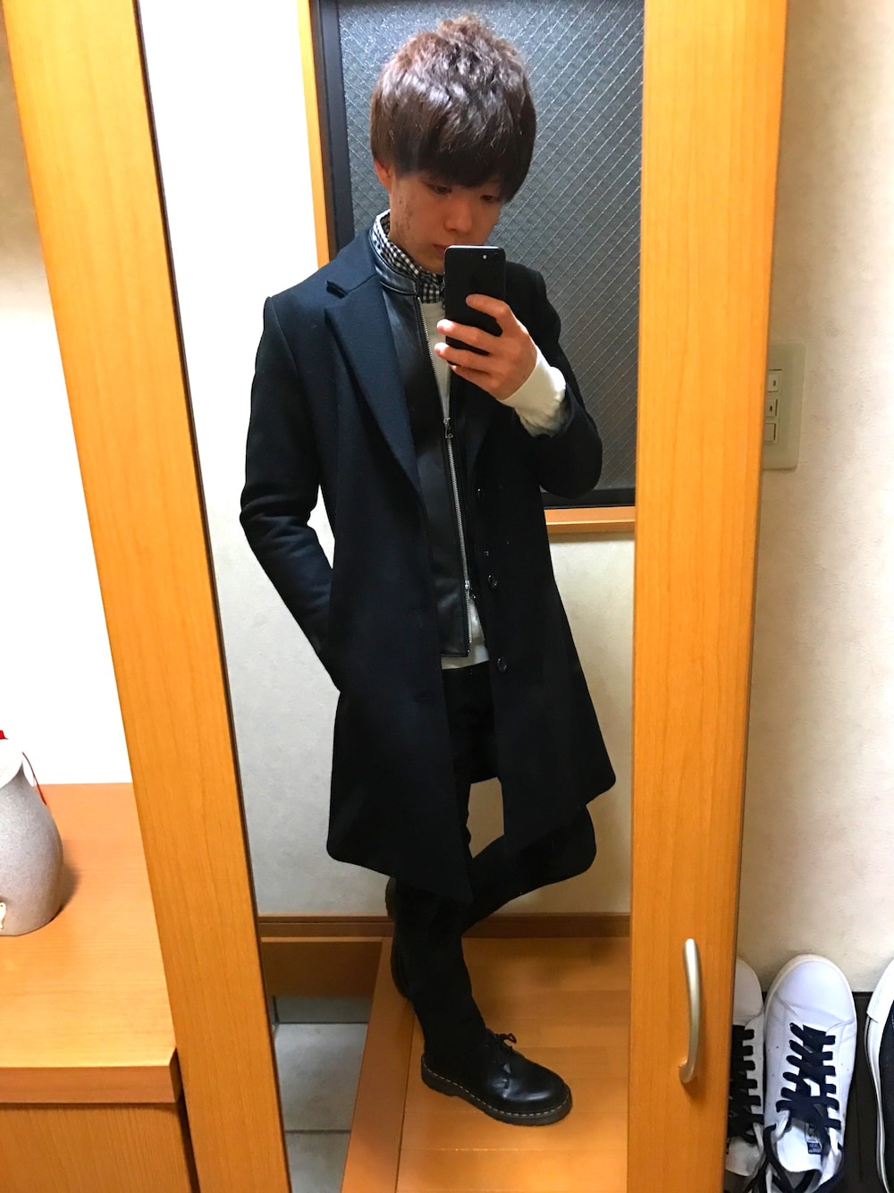 「冬、おしゃれさんと繋がりたい、大人カジュアル、ブラック、黒スキニー、黒、低身長、チェスターコート、ギンガムチェック、ドクターマーチン」｜「SHIPSのSA: アメリカ製 ギンガムチェック ボタンダウンシャツ（シャツ/ブラウス、ブラック系）」を使った、ゆずさん（メンズ・167cm）の冬コーディネートの1枚目の写真
