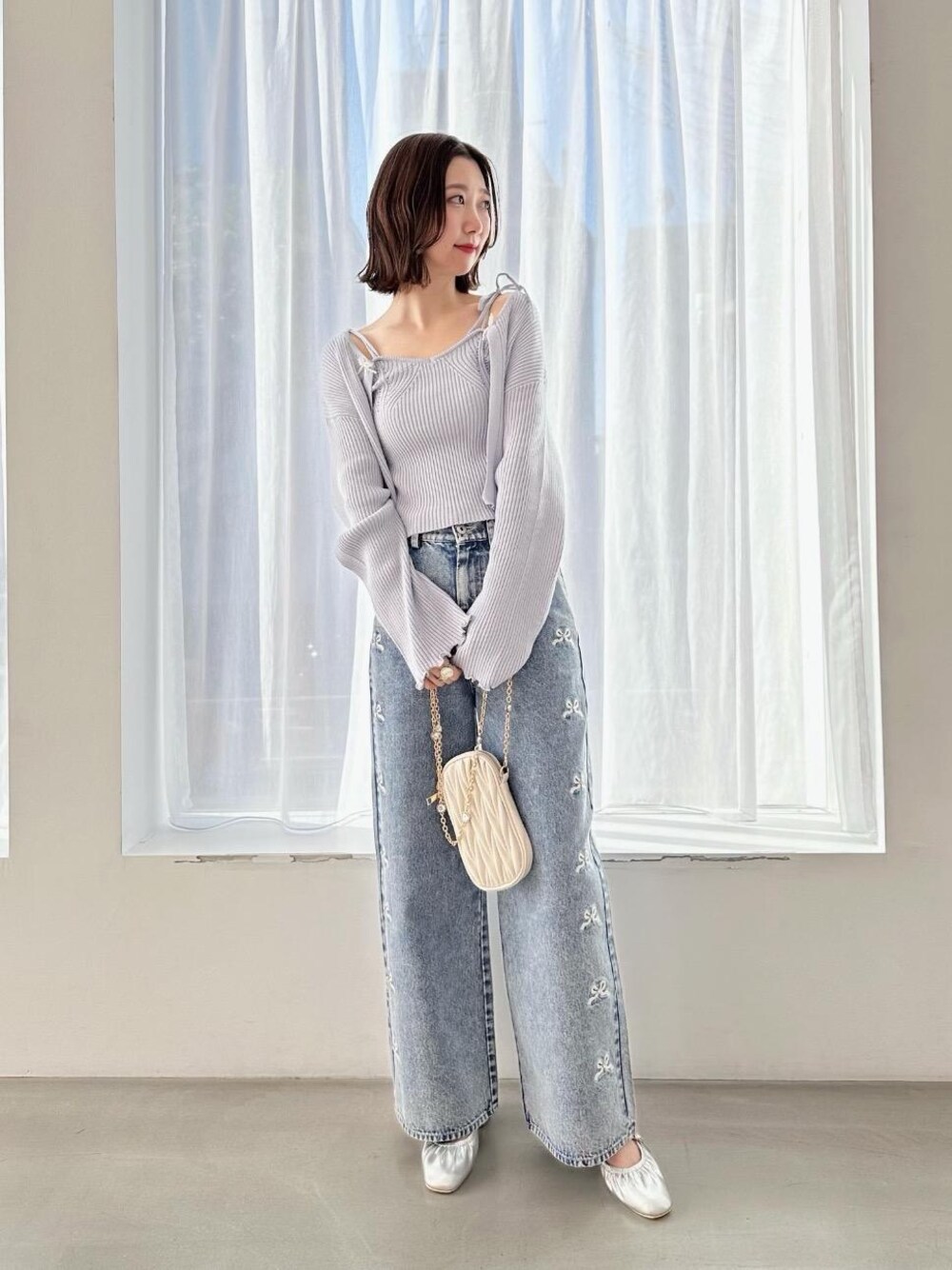 「大人カジュアル、フェミニン、MAJESTIC LEGON、マジェスティックレゴン、大人ファッション、骨格ウェーブ、標準身長、かジュアル、ブルべ夏」｜「MAJESTIC LEGONのレディギャザーストラップパンプス（パンプス、シルバー系）」を使った、nanaさん（レディース・158cm）の冬コーディネートの1枚目の写真