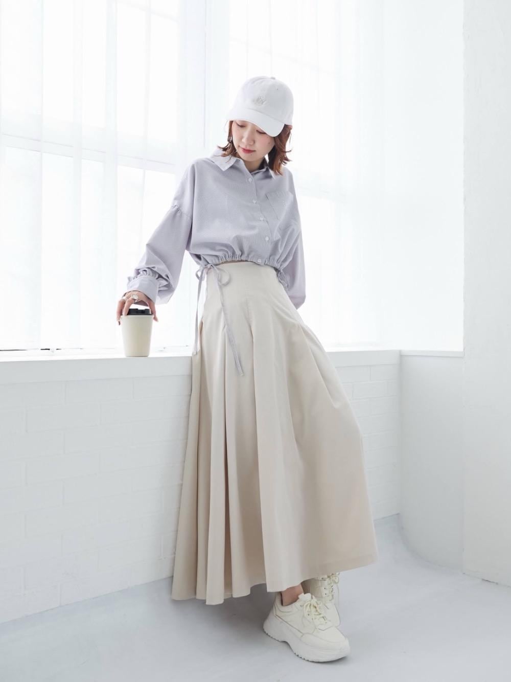 「大人カジュアル、デート、フェミニン、MAJESTIC LEGON、マジェスティックレゴン、大人ファッション、骨格ウェーブ、標準身長、かジュアル、ブルべ夏」｜「MAJESTIC LEGONの☆厚底2WAYリボンスニーカー（スニーカー、ホワイト系）」を使った、nanaさん（レディース・158cm）の春コーディネートの1枚目の写真