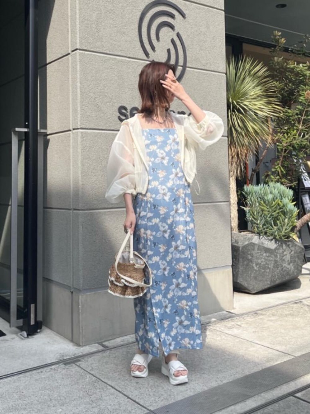 「カジュアル、大人カジュアル、デート、フェミニン、MAJESTIC LEGON、マジェスティックレゴン、大人ファッション、骨格ウェーブ、標準身長、ブルべ夏」｜「MAJESTIC LEGONのシアーフードブルゾン（ブルゾン、ホワイト系）」を使った、nanaさん（レディース・158cm）の春コーディネートの1枚目の写真