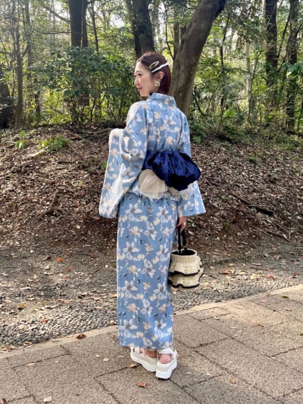「カジュアル、大人カジュアル、デート、フェミニン、MAJESTIC LEGON、マジェスティックレゴン、大人ファッション、骨格ウェーブ、標準身長、ブルべ夏」｜「MAJESTIC LEGONのクロスボリュームスポサン（サンダル、ホワイト系）」を使った、nanaさん（レディース・158cm）の春コーディネートの1枚目の写真