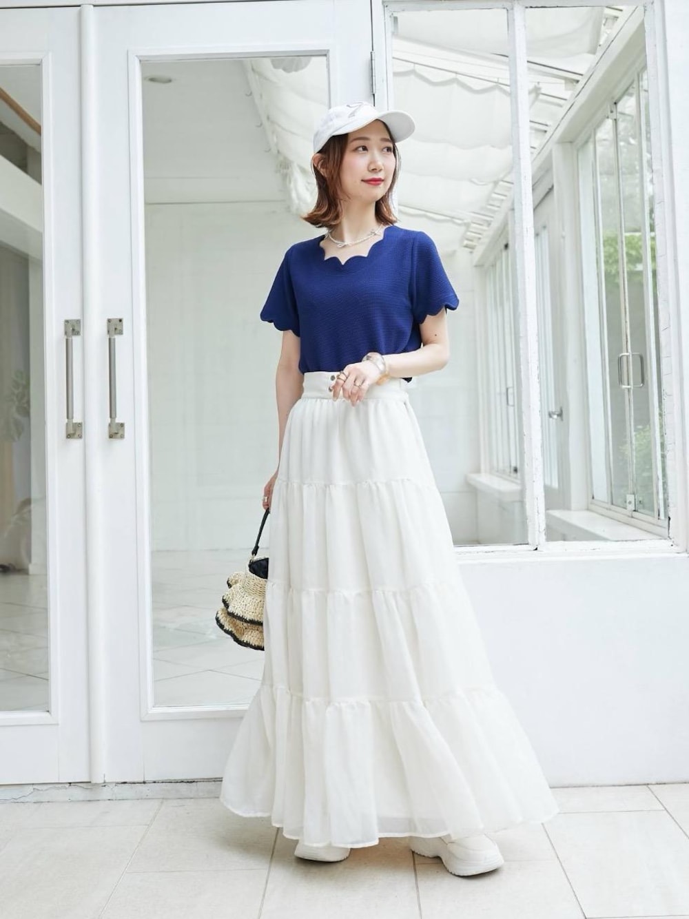 「カジュアル、大人カジュアル、MAJESTIC LEGON、カラーコーデ、マジェスティックレゴン、大人ファッション、骨格ウェーブ、標準身長、ブルべ夏」｜「MAJESTIC LEGONの☆厚底2WAYリボンスニーカー（スニーカー、ホワイト系）」を使った、nanaさん（レディース・158cm）の春コーディネートの1枚目の写真