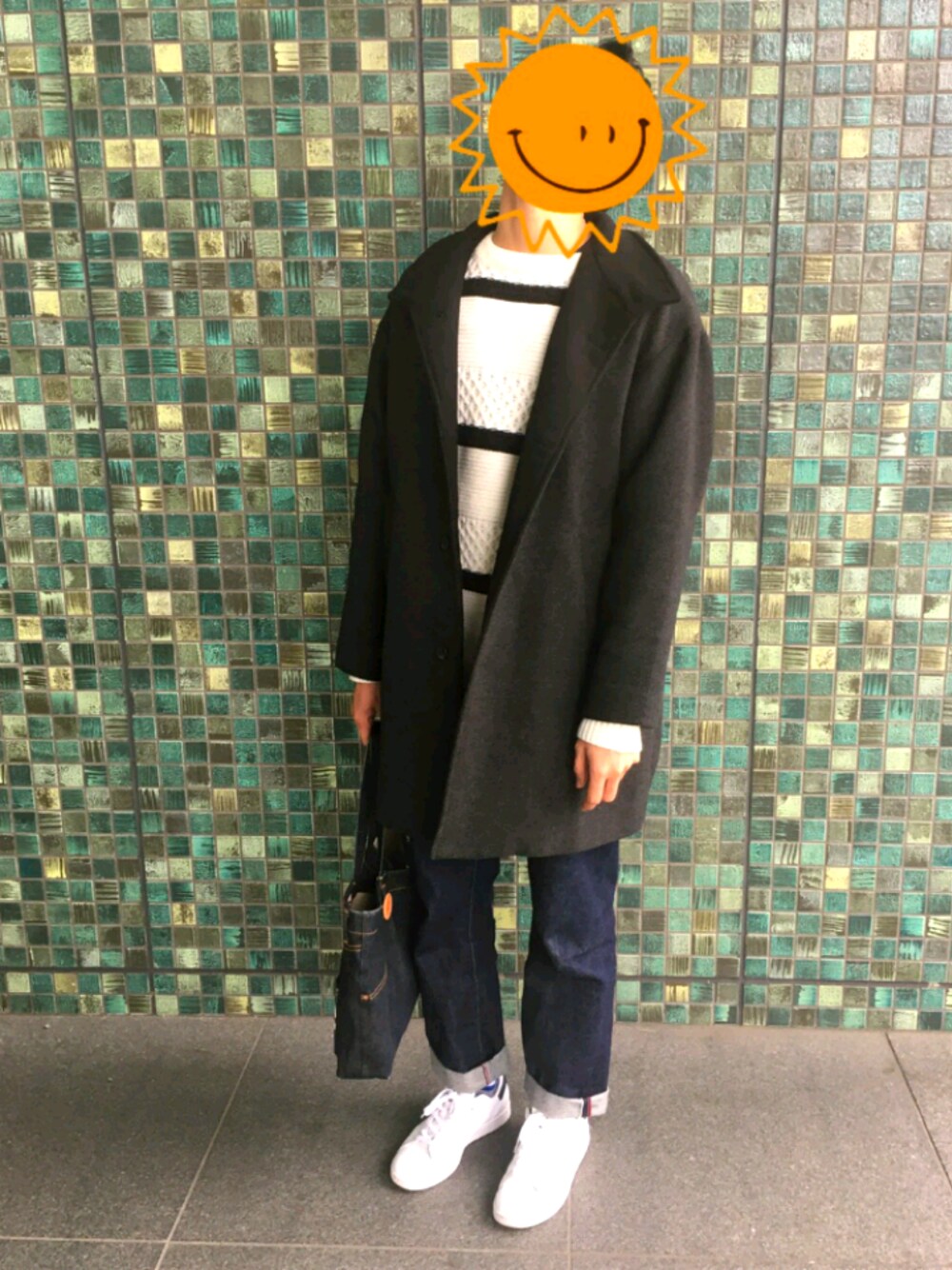 「JOURNAL STANDARDのアイテム（ステンカラーコート、グレー系）」を使った、chokolateさん（メンズ・177cm）の春コーディネートの1枚目の写真