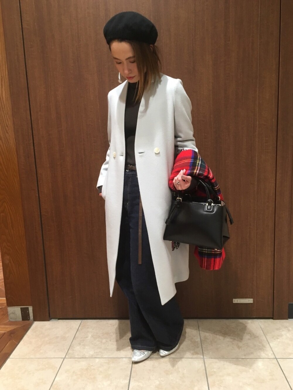 グリーン系のその他アウター、ブラック系のショルダーバッグ、シルバー系のパンプスを着用したレディースの秋コーディネートの1枚目の写真