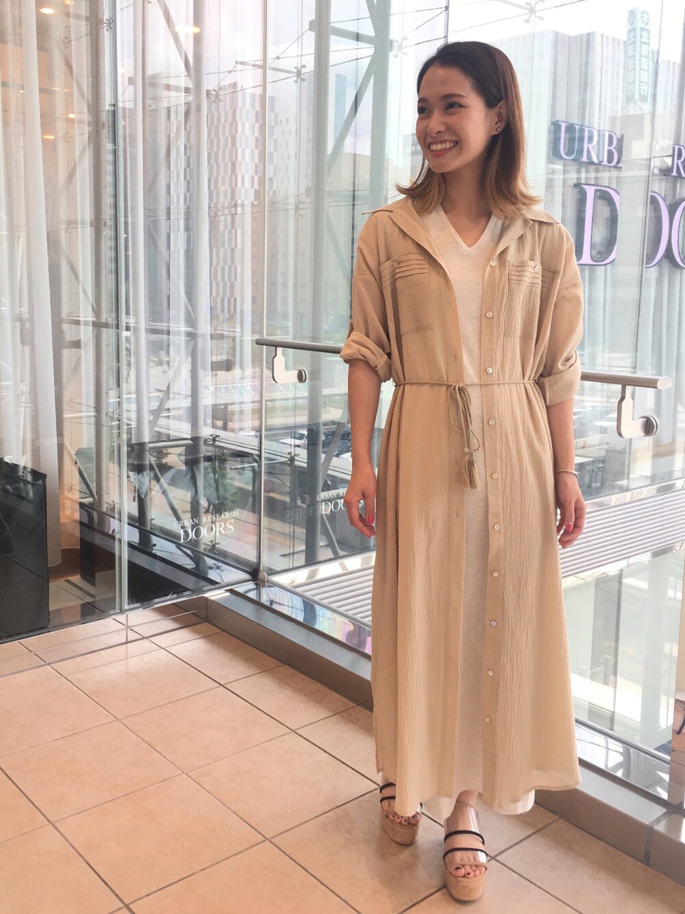 「カジュアル、レイヤード、レイヤードスタイル、ナノユニバース、nano・universe、夏コーデ、Tシャツワンピ、カットソーワンピース、シャツワンビ、吉川ひなの」｜「NANO universeの【nano・universe × HINANO YOSHIKAWA】2WAYシャツワンピース（シャツワンピース、ベージュ系）」を使った、nano・universe 札幌ステラプレイス STAFFさん（レディース・160cm）の夏コーディネートの1枚目の写真