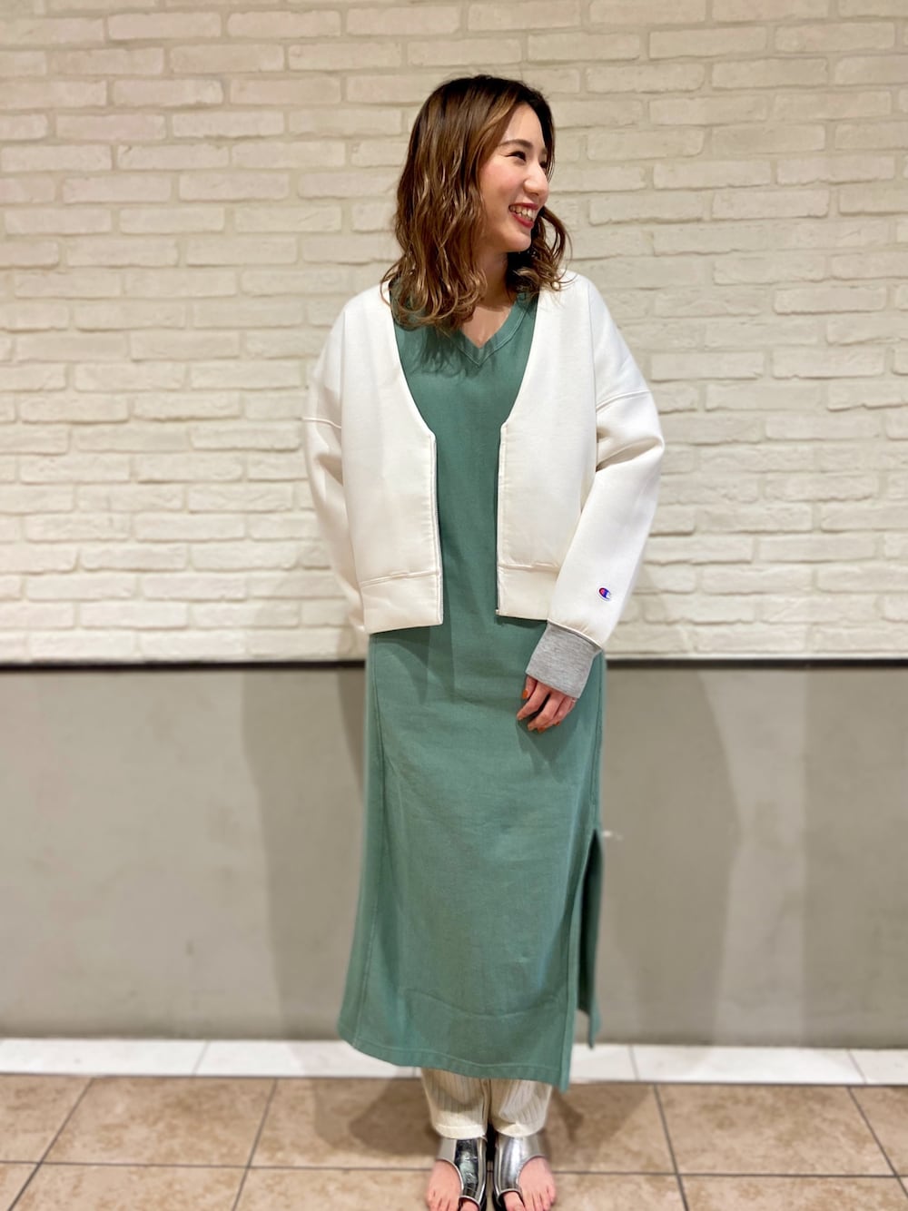 「チャンピオン、リブパンツ、大人カジュアル、スポーツミックス、Champion、きれいめカジュアル、春コーデ、ライトアウター、スプリングアウター、カットソーワンピース」｜「Championの【MIHO NOJIRI × nano・universe】Champion/別注Wrap-Air撥水ジップブルゾン（ブルゾン、ホワイト系）」を使った、nano・universe 札幌ステラプレイス STAFFさん（レディース・164cm）の春コーディネートの1枚目の写真