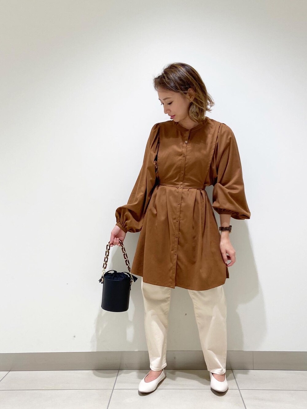 ブラウン系のシャツ/ブラウス、ベージュ系のデニムパンツ、ホワイト系のパンプスを着用したレディースの秋コーディネートの1枚目の写真