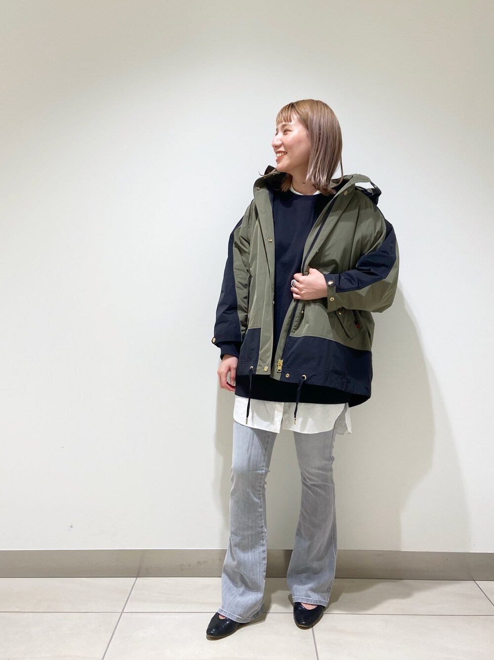 「WOOLRICH、チャンピオン、別注、大人カジュアル、ウールリッチ、ナノユニバース、nano・universe、SOMETHING、ナノユニバース(nano･universe)、nanouniverse」｜「SOMETHINGのSOMETHING/BELLFLARE ベルフレアパンツ（デニムパンツ、グレー系）」を使った、nano・universe 札幌ステラプレイス STAFFさん（レディース・164cm）の春コーディネートの1枚目の写真