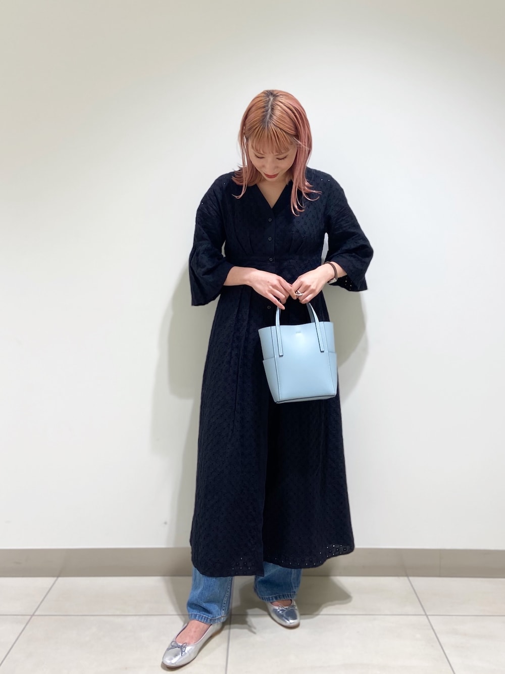 「ワンピース、レイヤードスタイル、大人カジュアル、バレエシューズ、ナノユニバース、nano・universe、カジュアルコーデ、シルバーシューズ、ナノユニバース(nano･universe)、nanouniverse」｜「NANO universeのカットワークレースワンピース 7分袖（ワンピース、ブラック系）」を使った、nano・universe 札幌ステラプレイス STAFFさん（レディース・164cm）の春コーディネートの1枚目の写真