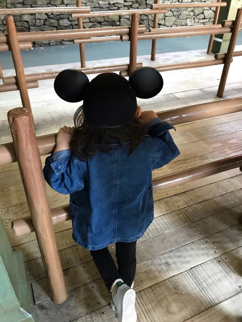 ブルー系のデニムジャケット、ブラック系のその他パンツ、ホワイト系のスニーカーを着用したキッズの春コーディネートの1枚目の写真