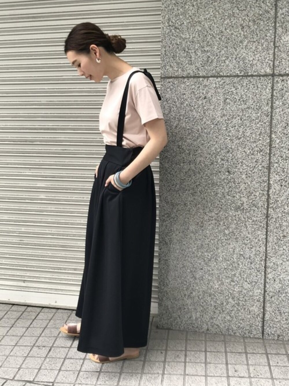 「サロペット、Tシャツ、ROSSO、夏コーデ、URBAN RESEARCH、フラットサンダル」｜「URBAN RESEARCH ROSSO WOMENの【WEB限定】バッククロスオールインワン（サロペット/オーバーオール、ブラック系）」を使った、Hamaさん（レディース・164cm）の夏コーディネートの1枚目の写真