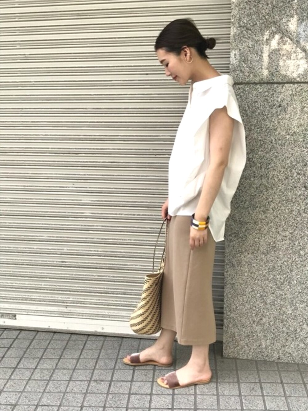 「タイトスカート、ROSSO、バングル、かごバッグ、シャツスタイル、URBAN RESEARCH、フラットサンダル」｜「URBAN RESEARCH ROSSO WOMENのNICOLAS LAINAS　ベロアフラットサンダル（サンダル、グレー系）」を使った、Hamaさん（レディース・164cm）の夏コーディネートの1枚目の写真
