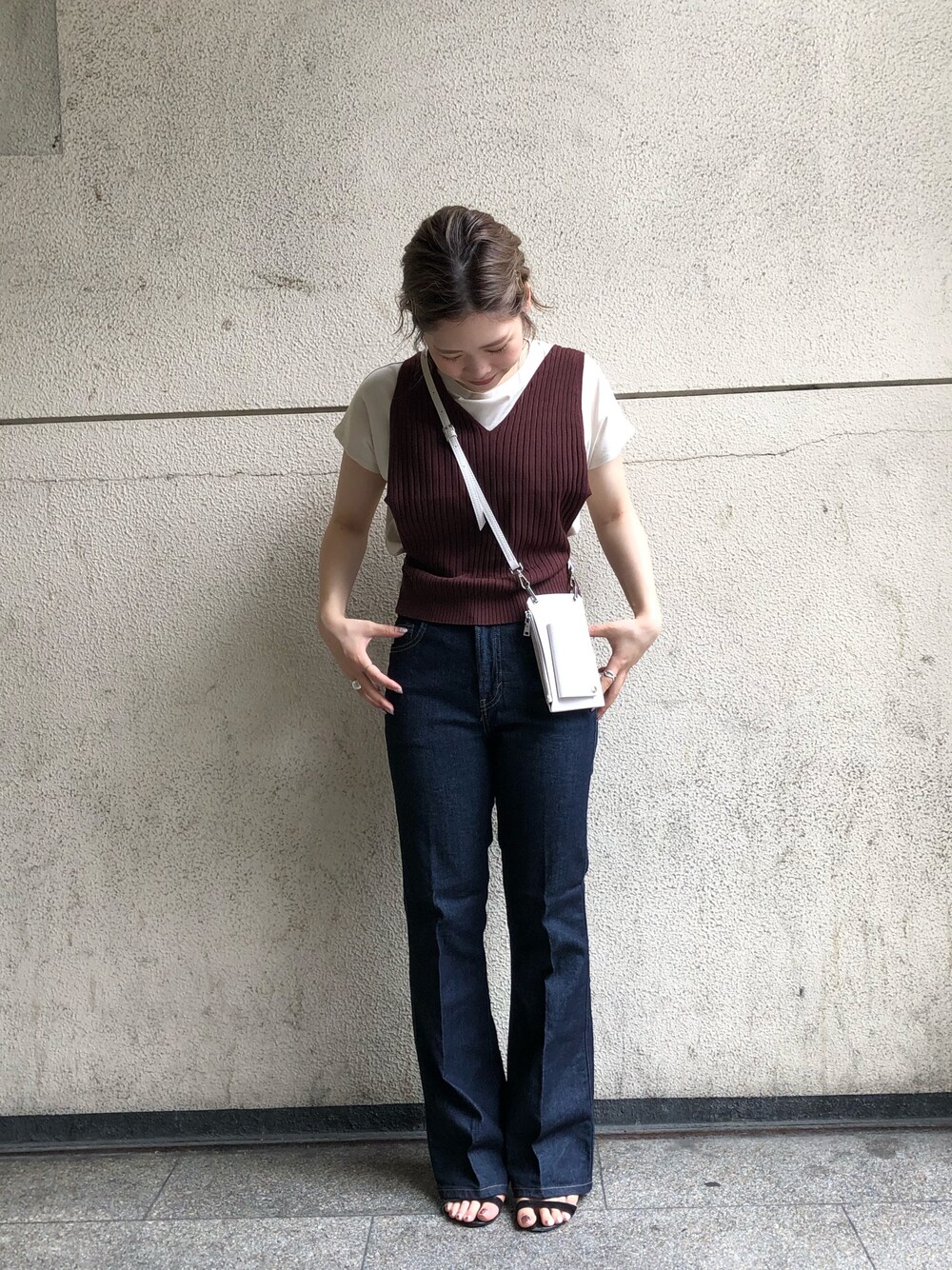 「カジュアルコーデ、オトナカジュアル、秋コーデ、シンプルコーデ、おしゃれさんと繋がりたい、パンツスタイル、Tシャツ、フレアパンツ、デニム、ビスチェ」｜「CAPRICIEUX LE'MAGEのアイテム（ニット/セーター、ブラウン系）」を使った、miku_lemage さん（レディース・152cm）の夏コーディネートの1枚目の写真
