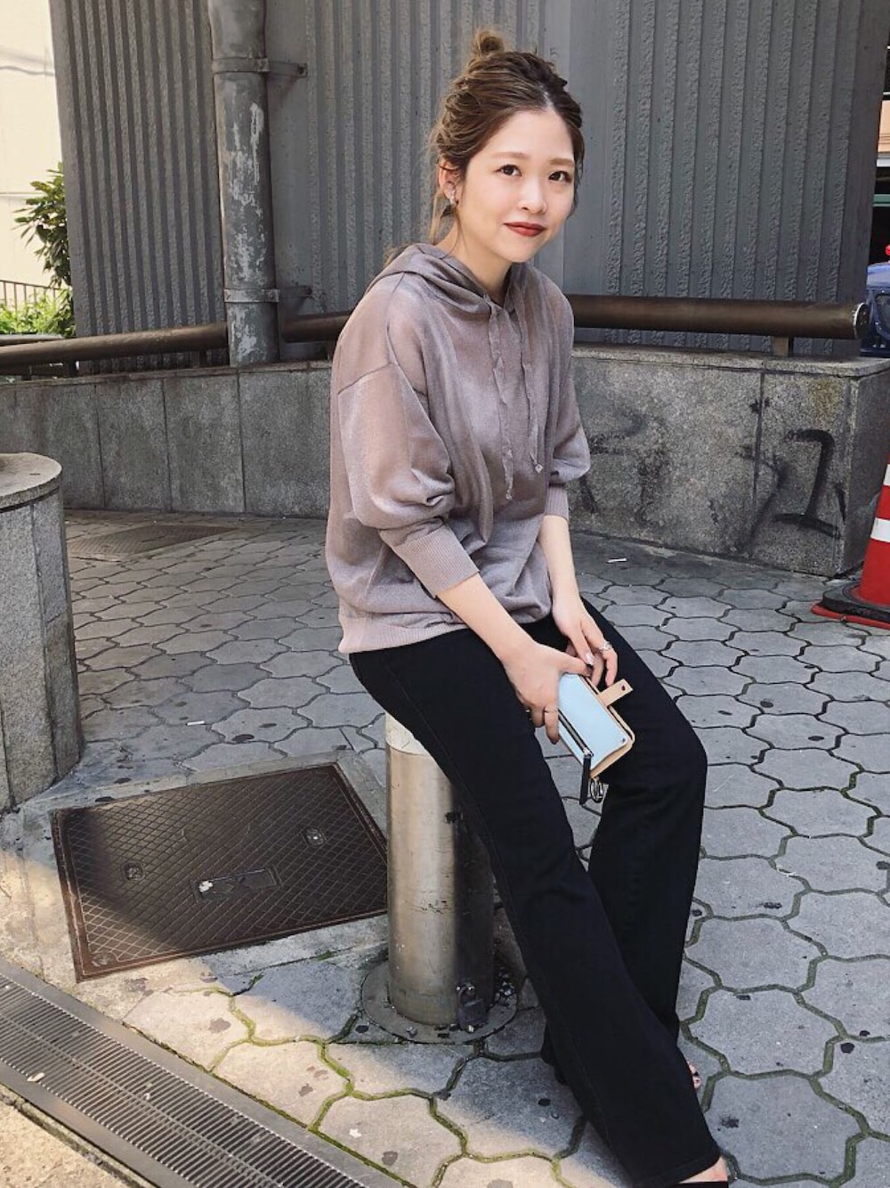 「秋コーデ、オトナカジュアル、カジュアルコーデ、ゆるコーデ、デニムパンツ、パーカー、透け感、低身長、フレアパンツ、秋」｜「CAPRICIEUX LE'MAGEのシアーフーディー（ニット/セーター、ブラウン系）」を使った、miku_lemage さん（レディース・152cm）の夏コーディネートの1枚目の写真