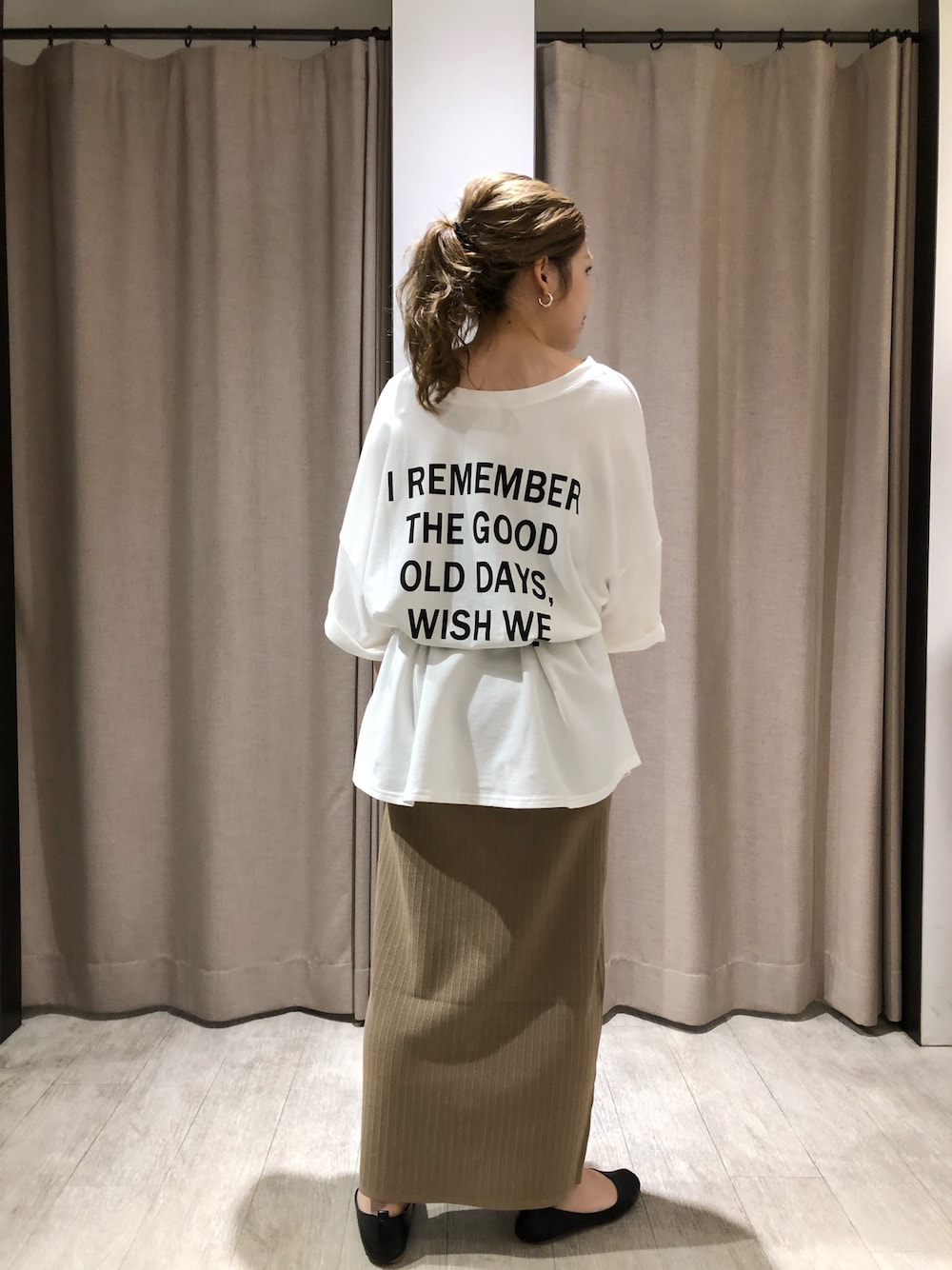 「秋のカフェオレコーデ、秋服、ラクチンコーデ、オトナ女子、オトナカジュアル、ビッグシルエット、オーバーサイズ、ニットスカート、タイトスカート、秋」｜「CAPRICIEUX LE'MAGEの2WAY BIGロゴTシャツ（Tシャツ/カットソー、ホワイト系）」を使った、miku_lemage さん（レディース・152cm）の秋コーディネートの1枚目の写真