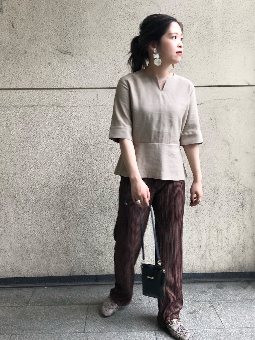 「秋のカフェオレコーデ、大人トレンドカジュアル、秋服、オトナ女子、オトナカジュアル、ベージュコーデ、秋、プリーツパンツ、秋のコーデ、ワントーンコーデ」｜「CAPRICIEUX LE'MAGEのバックオープンブラウス（シャツ/ブラウス、ベージュ系）」を使った、miku_lemage さん（レディース・152cm）の秋コーディネートの1枚目の写真