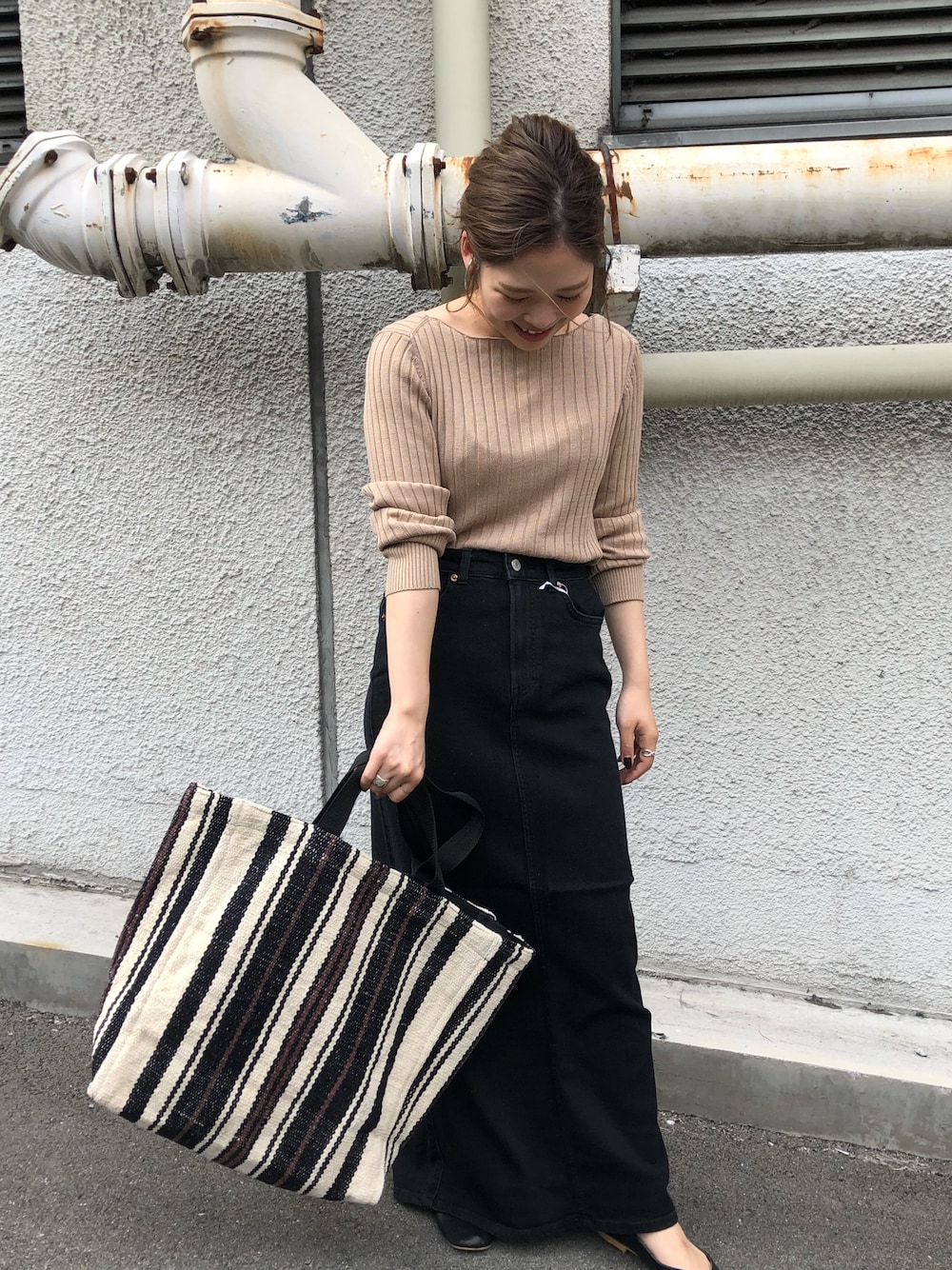 「秋コーデ、大人カジュアル、カジュアルコーデ、ootd、秋、シンプルコーデ、ロングスカート、ニット、大人トレンドカジュアル、秋冬」｜「CAPRICIEUX LE'MAGEの2WAYレースアップリブプルオーバー（ニット/セーター、ベージュ系）」を使った、miku_lemage さん（レディース・152cm）の秋コーディネートの1枚目の写真