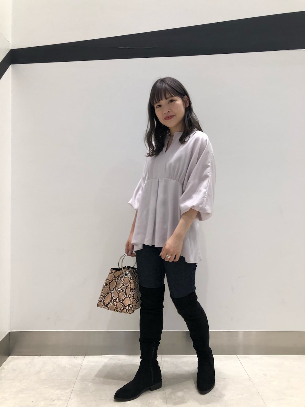 「秋冬コーデ、きれいめカジュアル、オトナ女子、秋のコーデ、おしゃれさんと繋がりたい、低身長コーデ、くすみカラー、デニム、スキニー、ニーハイブーツ」｜「CAPRICIEUX LE'MAGEのハイウエストブラウス（シャツ/ブラウス、ベージュ系）」を使った、miku_lemage さん（レディース・152cm）の秋コーディネートの1枚目の写真