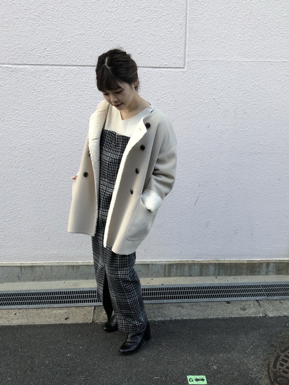「年末WEAR感謝祭、冬コーデ、今日のコーデ、オトナカジュアル、おしゃれさんと繋がりたい、ニット、チェック、ジャンスカ、ボアジャケット、アウター」｜「CAPRICIEUX LE'MAGEのスムースボアミドルコート（その他アウター、ホワイト系）」を使った、miku_lemage さん（レディース・152cm）の冬コーディネートの1枚目の写真