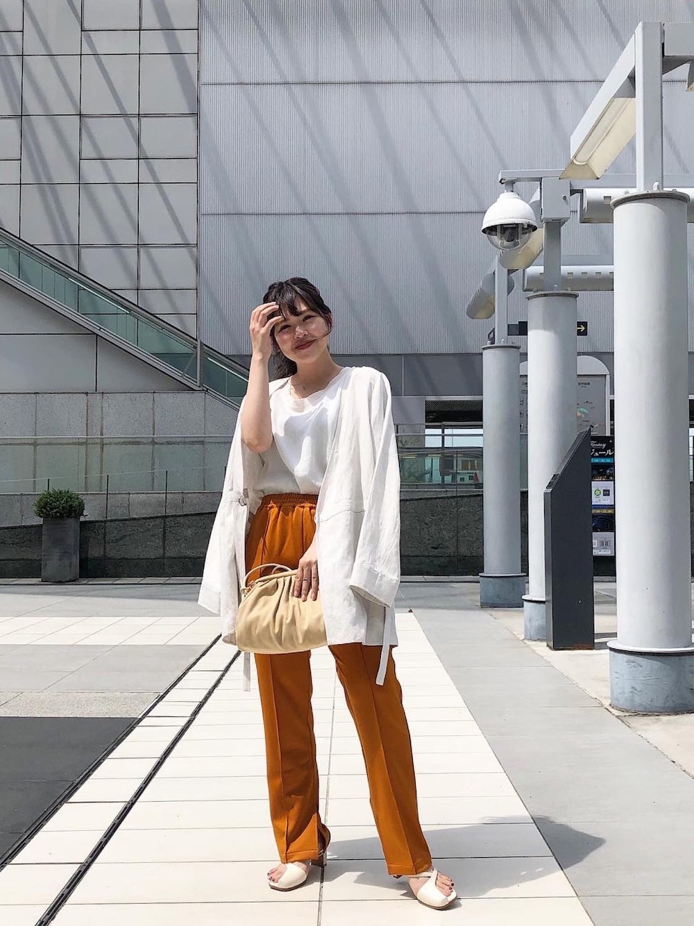 「大人カジュアル、大人コーデ、カラーパンツ、ジャケット、リネン、低身長、シンプルコーデ、雨の日コーデ、スタッフセンバツ、デート」｜「CAPRICIEUX LE'MAGEのカーディガン風シャツジャケット（ノーカラージャケット、ホワイト系）」を使った、miku_lemage さん（レディース・152cm）の夏コーディネートの1枚目の写真