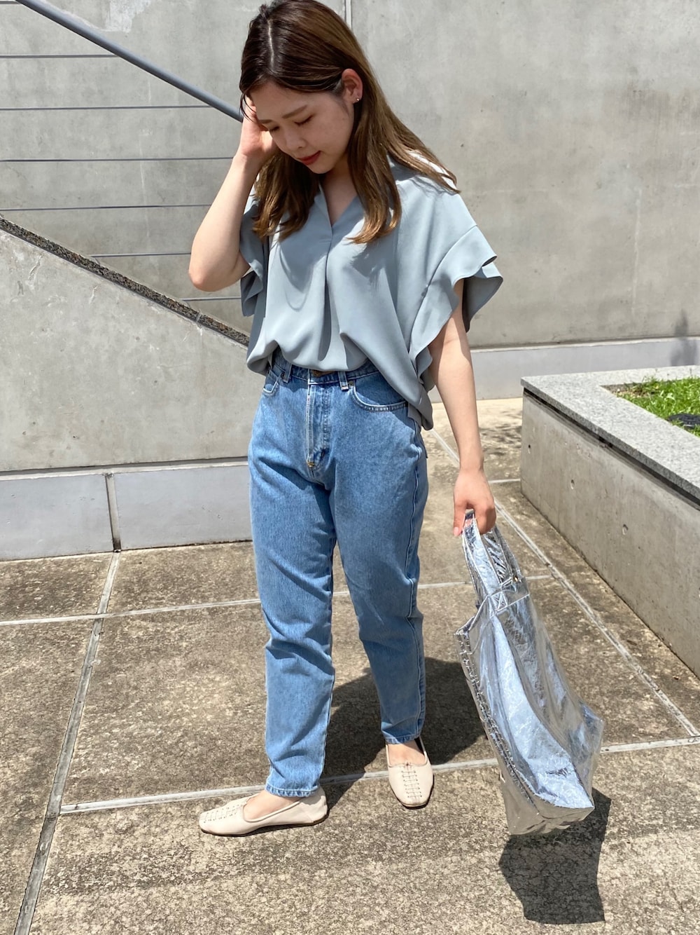 「大人カジュアル、秋コーデ、くすみカラー、ブラウス、秋服、低身長コーデ、フラットシューズ、デニムパンツ、テーパードパンツ、フリル」｜「CAPRICIEUX LE'MAGEのフリルスリーブブラウス（シャツ/ブラウス、ブルー系）」を使った、miku_lemage さん（レディース・152cm）の秋コーディネートの1枚目の写真