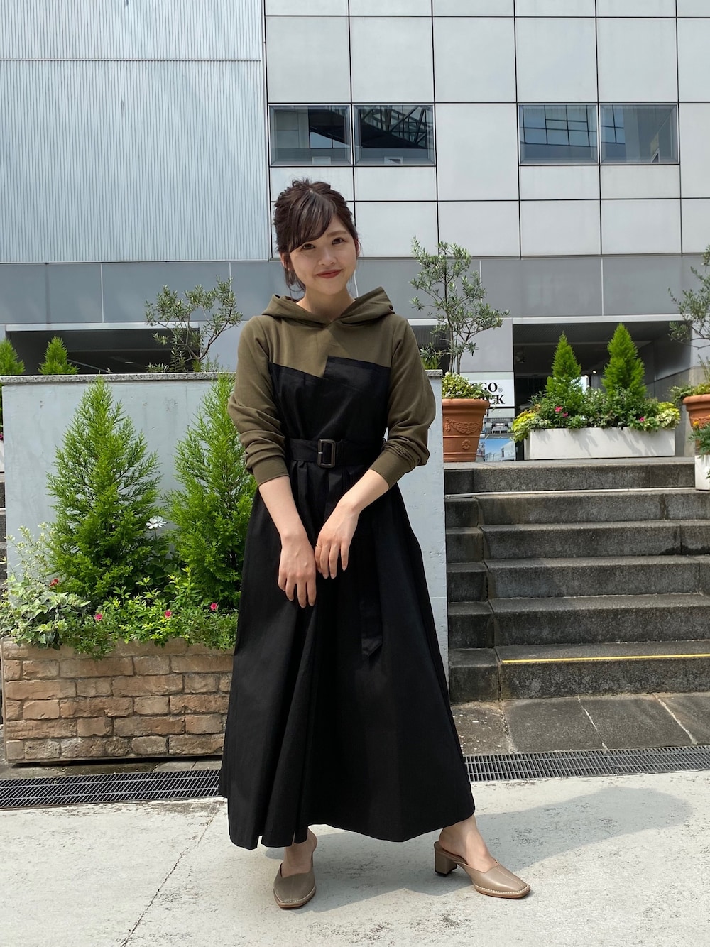 「カジュアルコーデ、秋のコーデ、オトナ女子、パーカー、レイヤードスタイル、ワンピース、ラクチンコーデ、ドッキングワンピ、秋服準備はじめました、オトナカジュアル」｜「CAPRICIEUX LE'MAGEの〈WEB限定〉フーディドッキングワンピース（ワンピース、グリーン系）」を使った、miku_lemage さん（レディース・152cm）の秋コーディネートの1枚目の写真