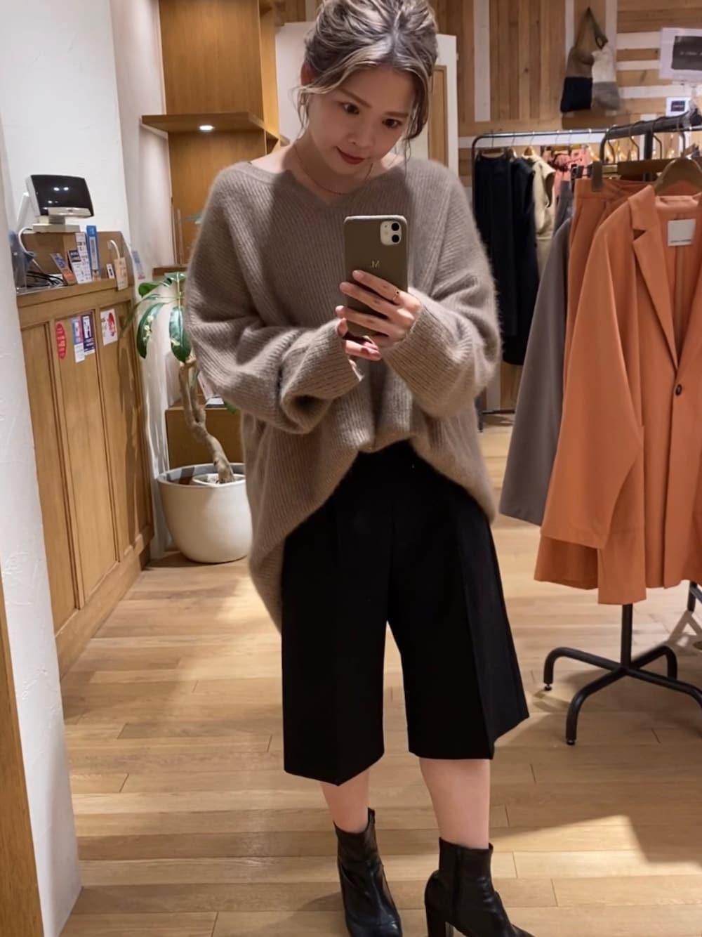 「オトナカジュアル、秋服、ハーフパンツ、ブーツ、ラクーンニット、ニット、オーバーサイズ、モカ、秋のカフェオレコーデ、秋カラー」｜「CAPRICIEUX LE'MAGEのラクーンウール畦チュニック（ニット/セーター、ブラウン系）」を使った、miku_lemage さん（レディース・152cm）の秋コーディネートの1枚目の写真