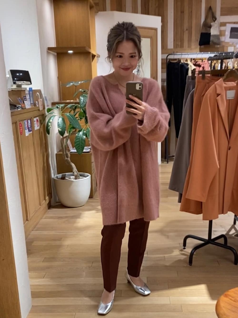 「オトナカジュアル、秋服、ラクーンニット、オーバーサイズ、ピンク、くすみピンク、ワントーンコーデ、秋カラー、低身長コーデ、カラーパンツ」｜「CAPRICIEUX LE'MAGEのラクーンウール畦チュニック（ニット/セーター、ピンク系）」を使った、miku_lemage さん（レディース・152cm）の秋コーディネートの1枚目の写真