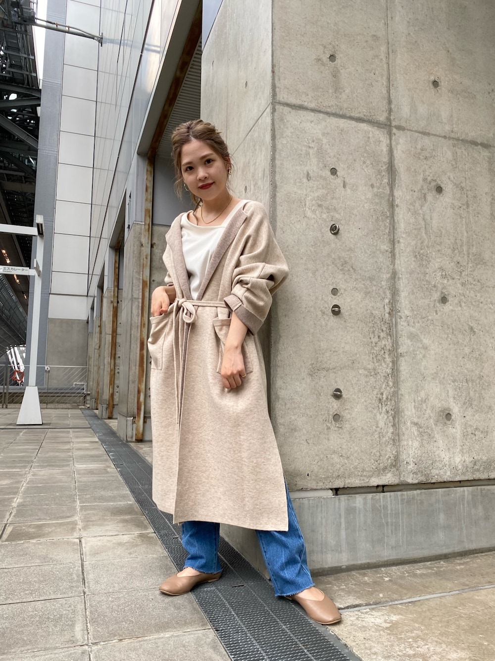 「秋のコーデ、ニットガウン、ポンチョ、デニム、オトナ女子、秋、ニットカーディガン、低身長」｜「CAPRICIEUX LE'MAGEのポンチョニットコート（その他アウター、ベージュ系）」を使った、miku_lemage さん（レディース・152cm）の秋コーディネートの1枚目の写真