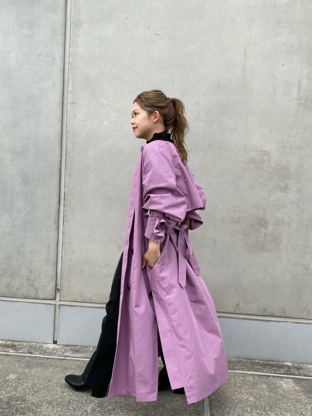 「秋のコーデ、カジュアルコーデ、秋服、オーバーサイズ、低身長、ボリューム袖、パフ袖、トレンチコート、デニムパンツ、カラーコーデ」｜「CAPRICIEUX LE'MAGEのノーカラートレンチコート（トレンチコート、ピンク系）」を使った、miku_lemage さん（レディース・152cm）の秋コーディネートの1枚目の写真