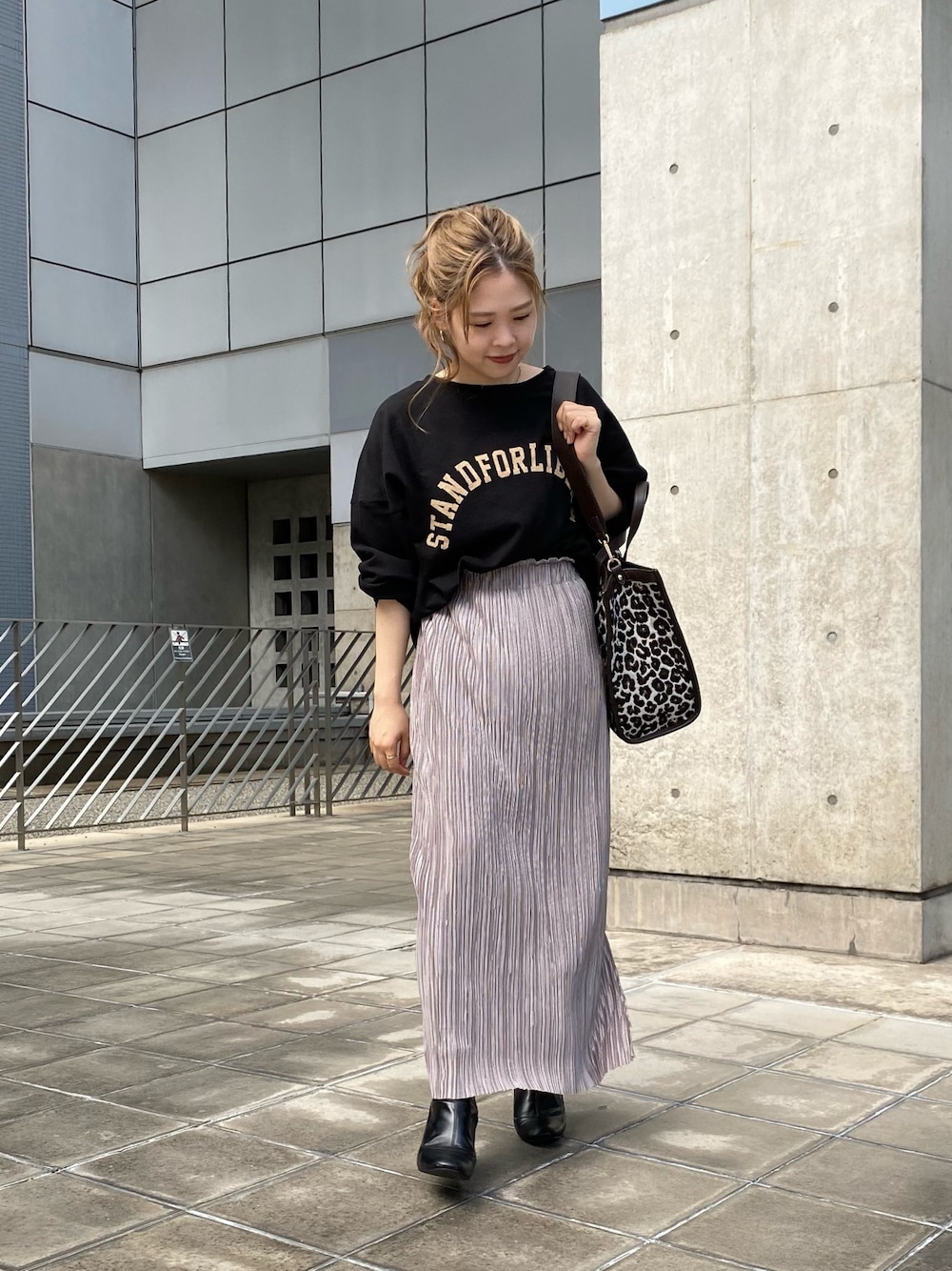 「秋のコーデ、スウエット、サテンスカート、プリーツスカート、秋服、低身長、レオパード、カジュアルコーデ、ロンT、休日スタイル」｜「CAPRICIEUX LE'MAGEのアーチロゴライトスエット（Tシャツ/カットソー、ブラック系）」を使った、miku_lemage さん（レディース・152cm）の秋コーディネートの1枚目の写真
