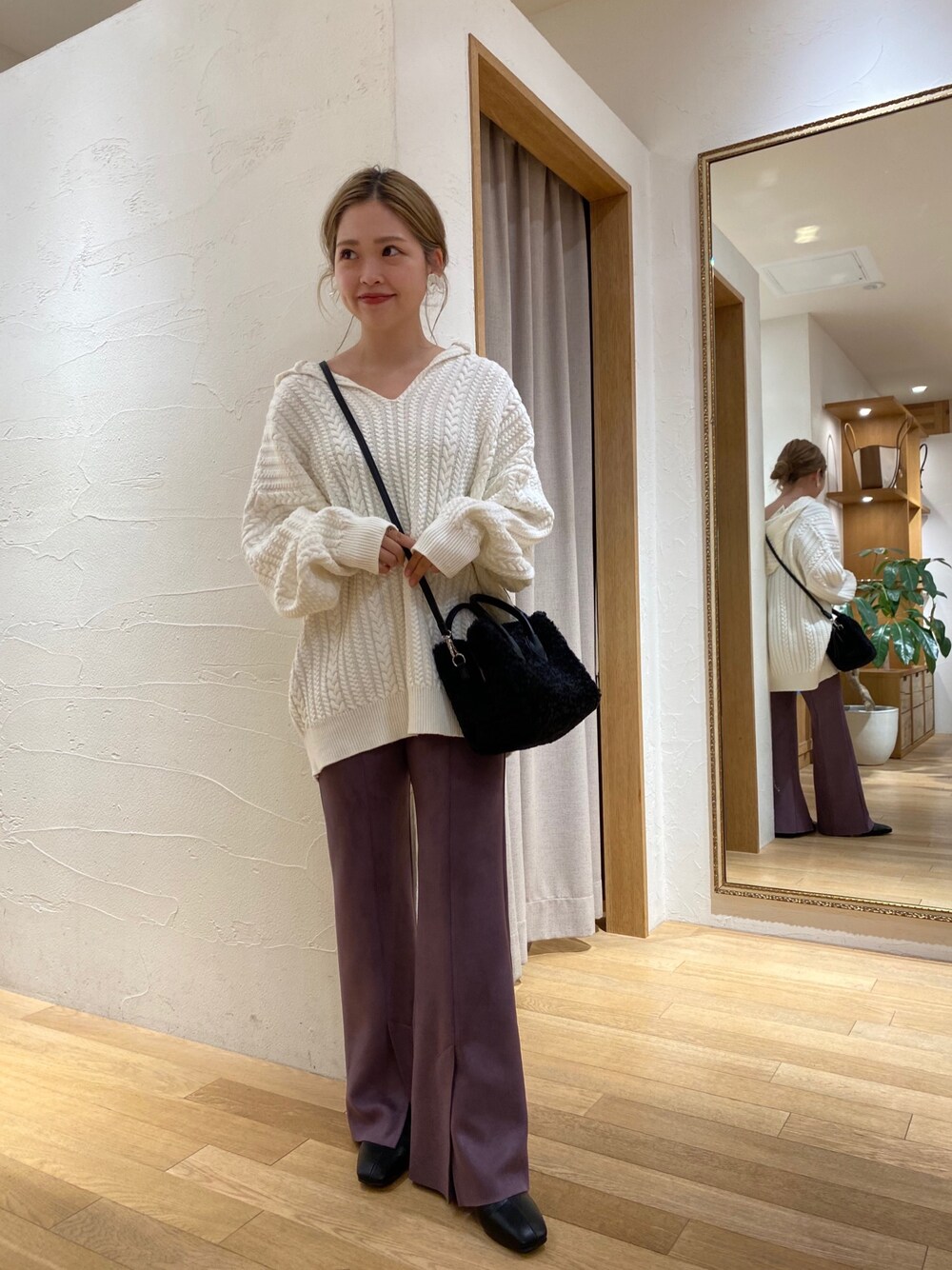 「秋のマイ旬スタイル、オトナカジュアル、ケーブルニット、フーディー、フレアパンツ、カラーパンツ、スエード、ショートブーツ、秋コーデ、おしゃれさんと繋がりたい」｜「CAPRICIEUX LE'MAGEの細ケーブルフーディ（ニット/セーター、ホワイト系）」を使った、miku_lemage さん（レディース・152cm）の秋コーディネートの1枚目の写真