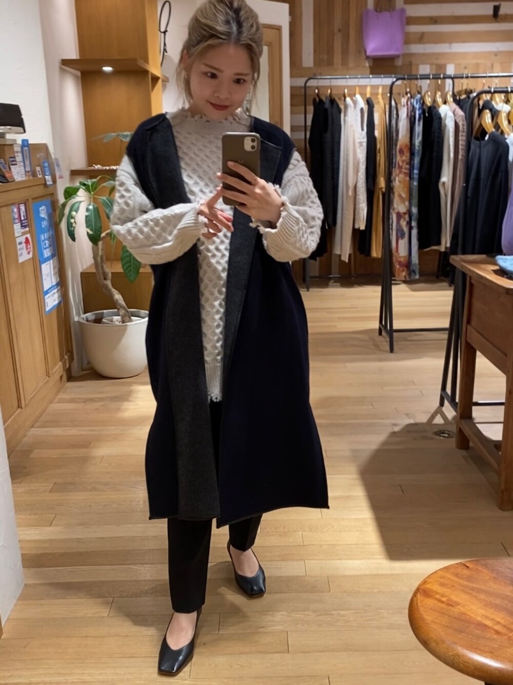 「秋服、レイヤードスタイル、オトナ女子、パンツスタイル、ケーブルニット、ベスト、着回しコーデ、大人カジュアル、低身長」｜「CAPRICIEUX LE'MAGEのウールリバベスト（その他アウター、ブルー系）」を使った、miku_lemage さん（レディース・152cm）の秋コーディネートの1枚目の写真