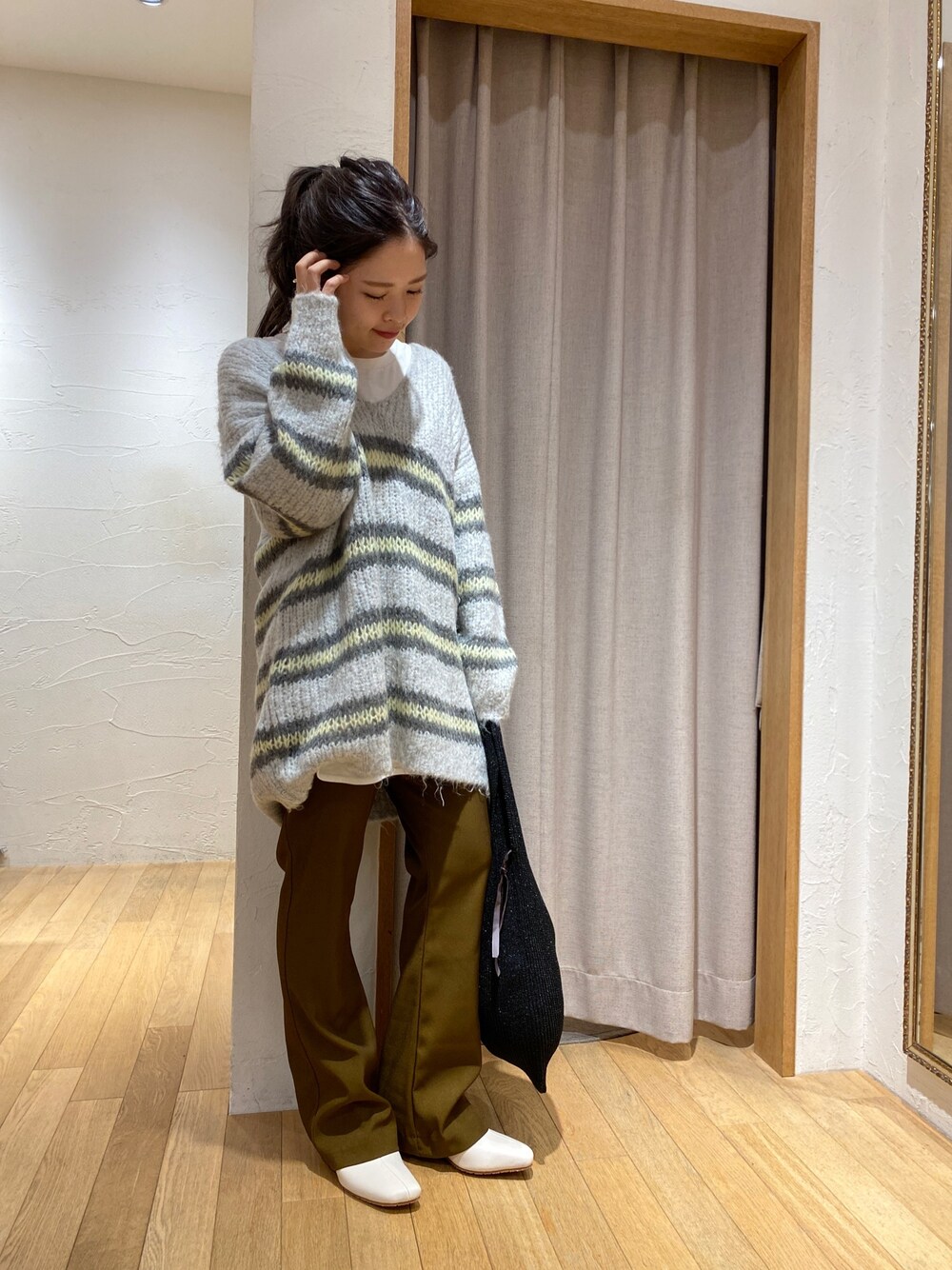 「カジュアル、ニット、低身長コーデ、レイヤードスタイル、ゆるニット、ボーダーニット、モヘアニット、ブーツ、オーバーサイズ、フレアパンツ」｜「CAPRICIEUX LE'MAGEのモヘアマルチボーダープルオーバー（ニット/セーター、グレー系）」を使った、miku_lemage さん（レディース・152cm）の秋コーディネートの1枚目の写真