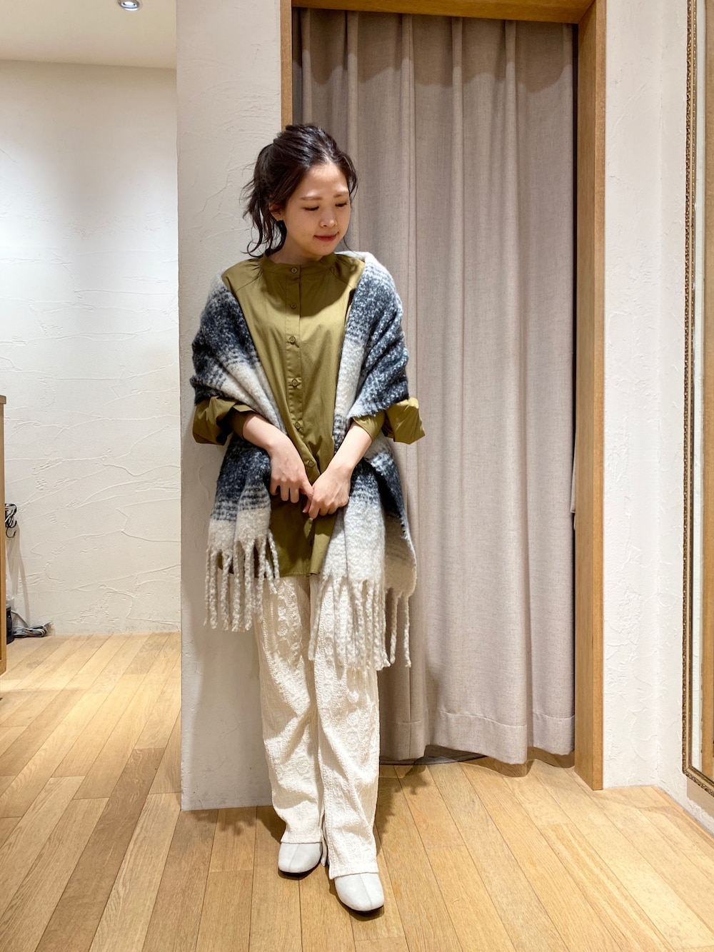 「カジュアル、パンツスタイル、オトナカジュアル、お洒落さんとつながりたい、マフラー、低身長、ピスタチオ、ブーツ、秋コーデ、パフスリーブ」｜「CAPRICIEUX LE'MAGEのリサイクルストール（ストール/ショール、ブラック系）」を使った、miku_lemage さん（レディース・152cm）の秋コーディネートの1枚目の写真